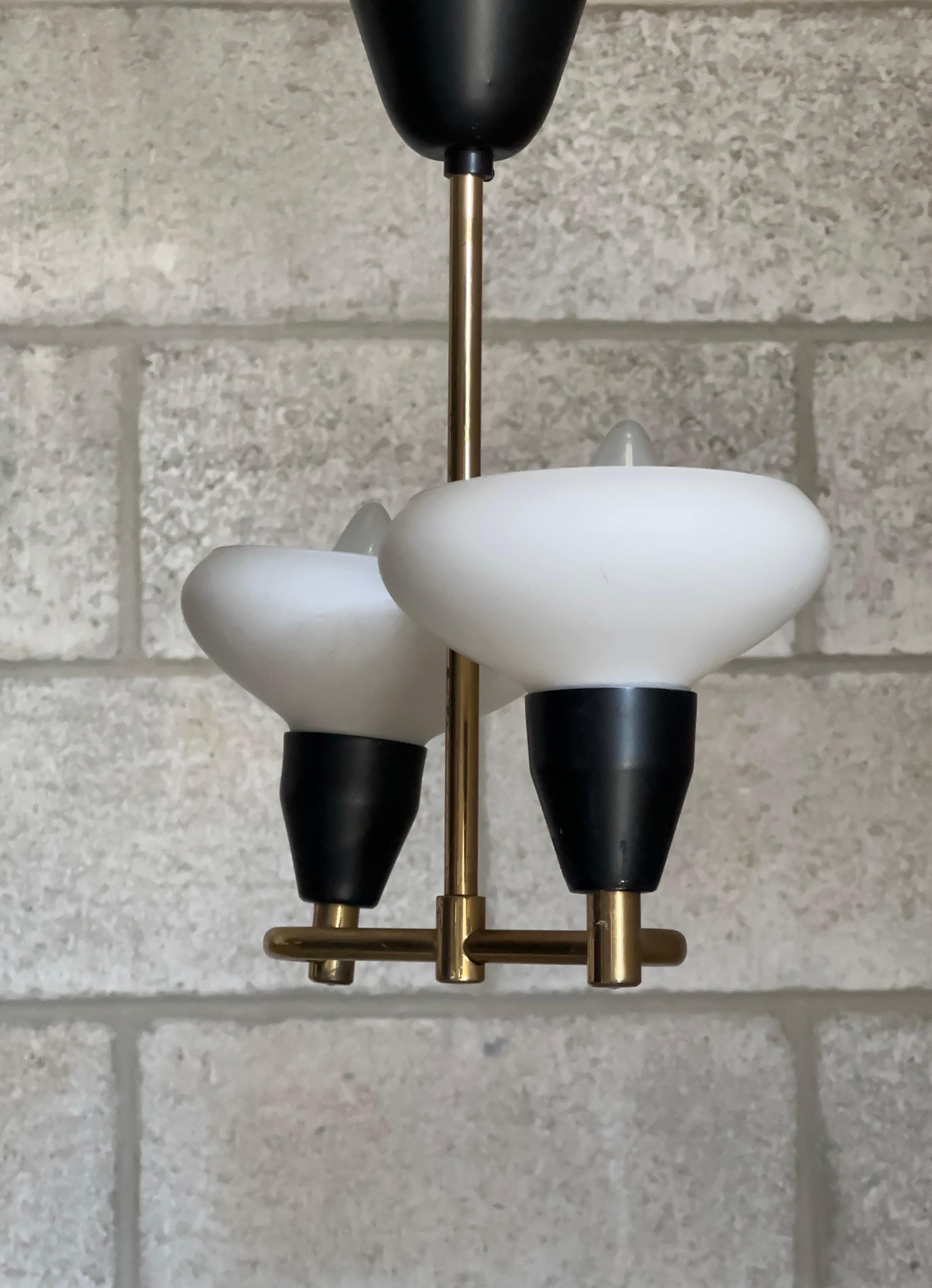Mid-Century moderno Plafoniera a sospensione in ottone, metallo e vetro opalino degli anni '50, Svezia in vendita