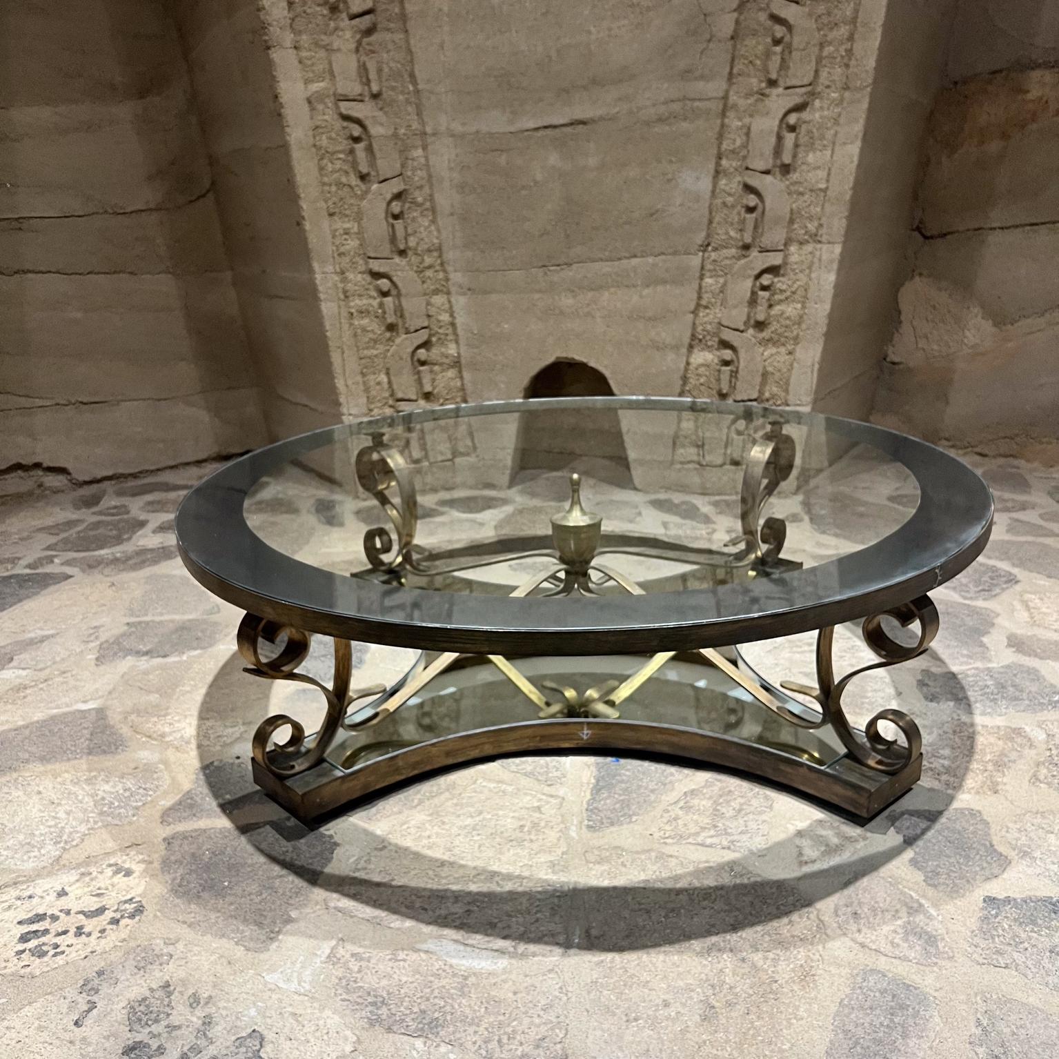 Mesa de centro o cóctel de los años 50 atribuida a Arturo Pani Ciudad de México
Espejo de latón y cristal
sin marcar.
51,25 h x 15 h 
Cristal superior sustituido
Presenta pequeñas rozaduras - estado de segunda mano vintage
Consulte las imágenes
LA