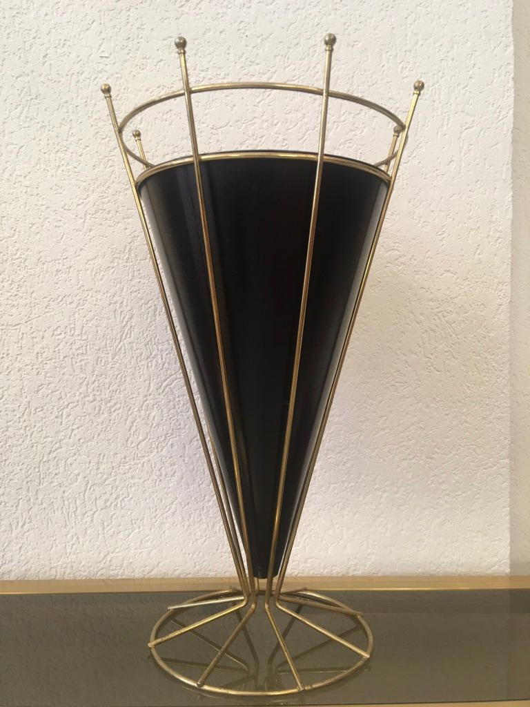 Cone shaped brass and painted aluminum umbrella stand, circa 1950s
Probably Italian
Good vintage condition
Measures: H 55 x D 33 cm.