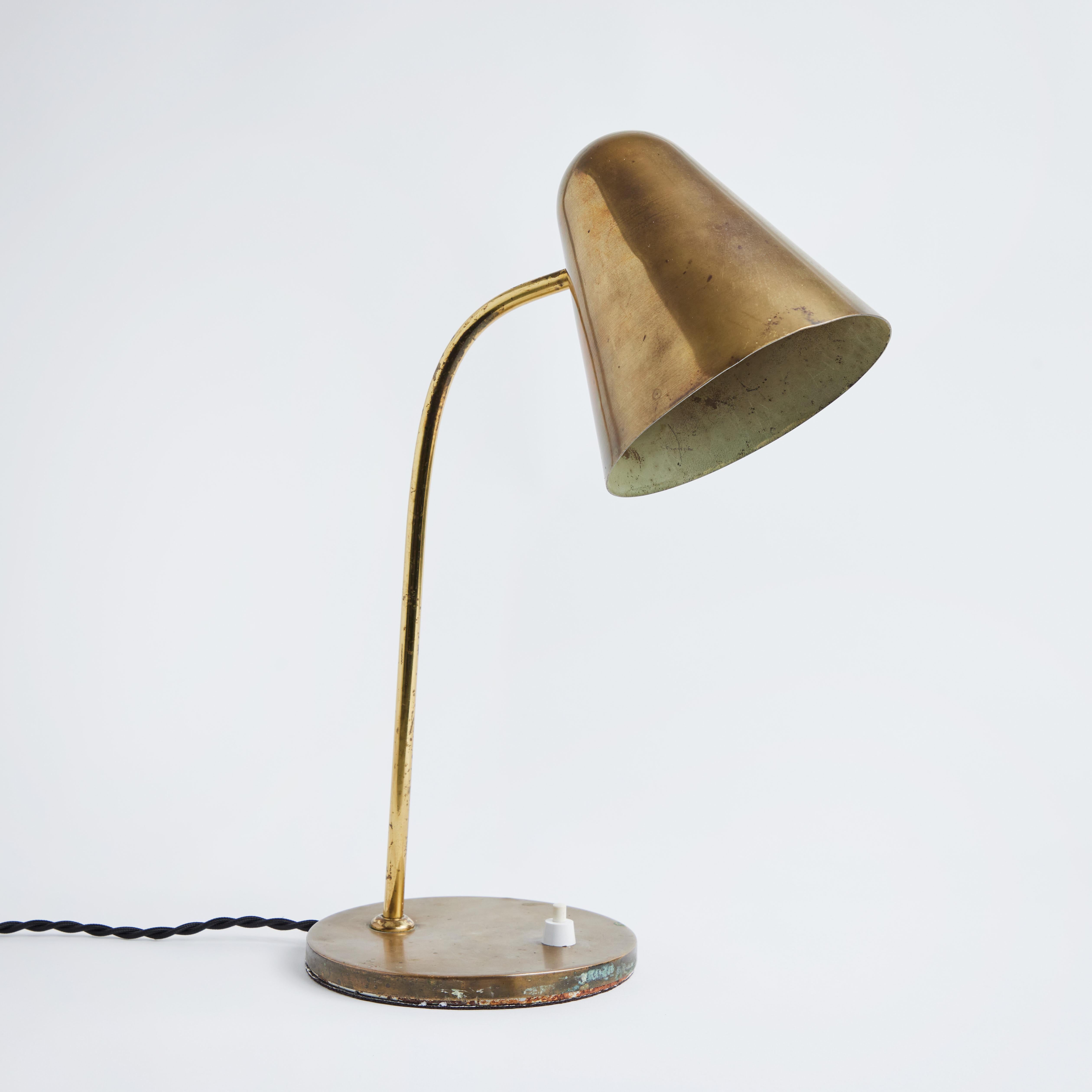 Métal Lampe de table en laiton des années 1950 attribuée à Jacques Biny en vente