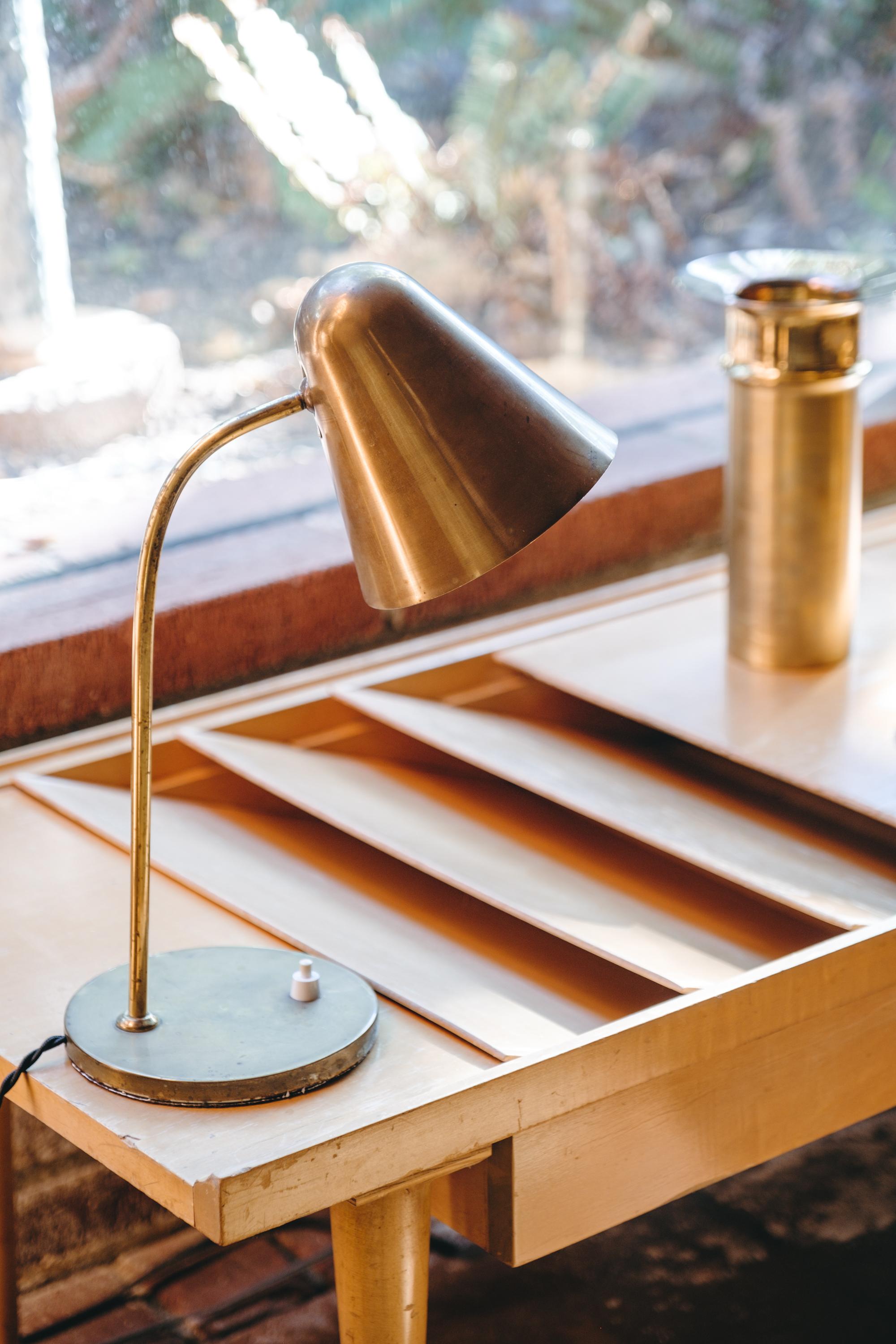Mid-Century Modern Lampe de table en laiton des années 1950 attribuée à Jacques Biny en vente