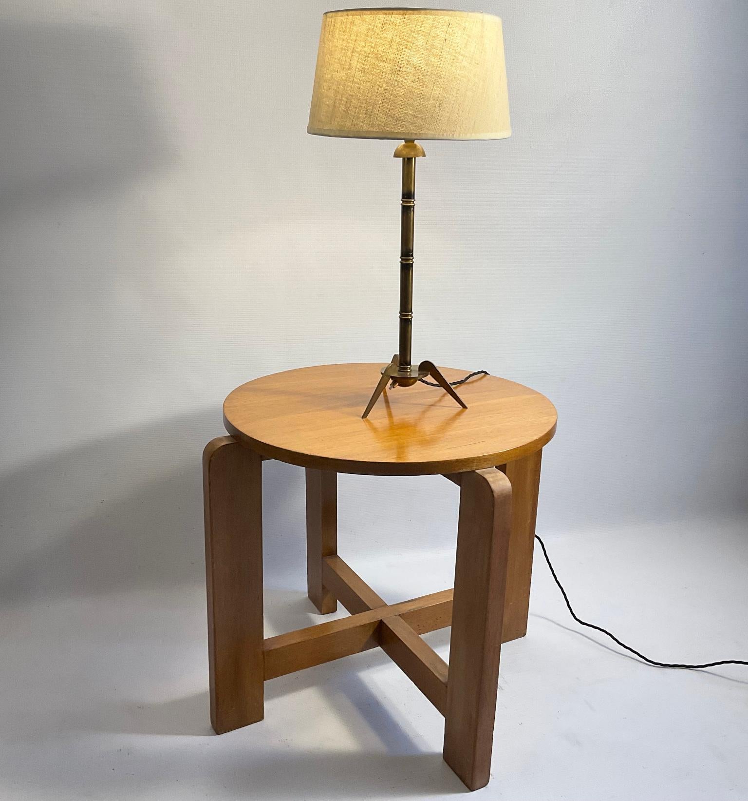 Lampe de table française en laiton des années 1950 attribuée à la Maison Jansen dans un style imitation bambou en laiton.
Abat-jour en lin d'origine inclus ( Usure conforme à l'âge et à l'utilisation)
