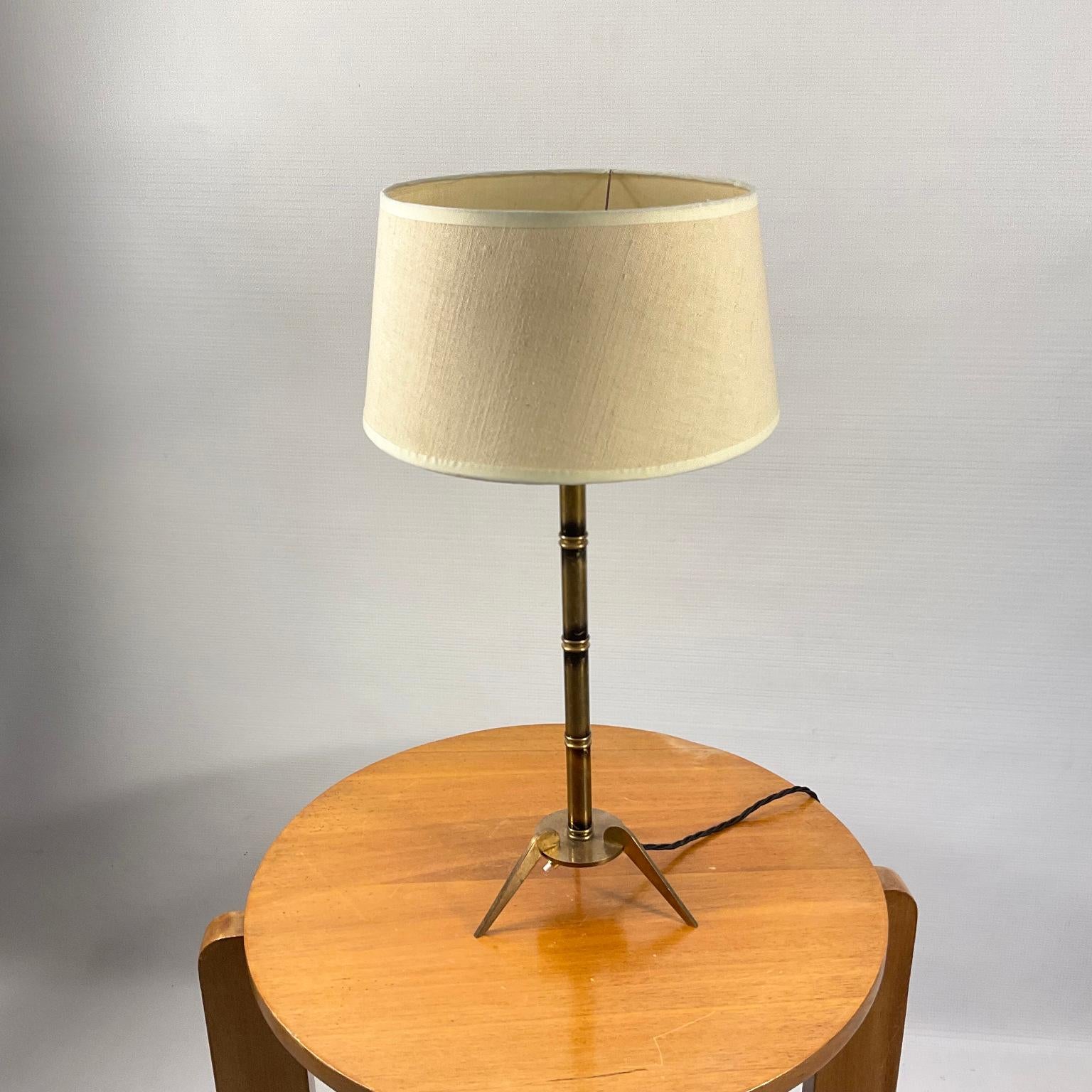 Français Lampe de table des années 1950 attribuée à la Maison Jansen en laiton imitation bambou en vente