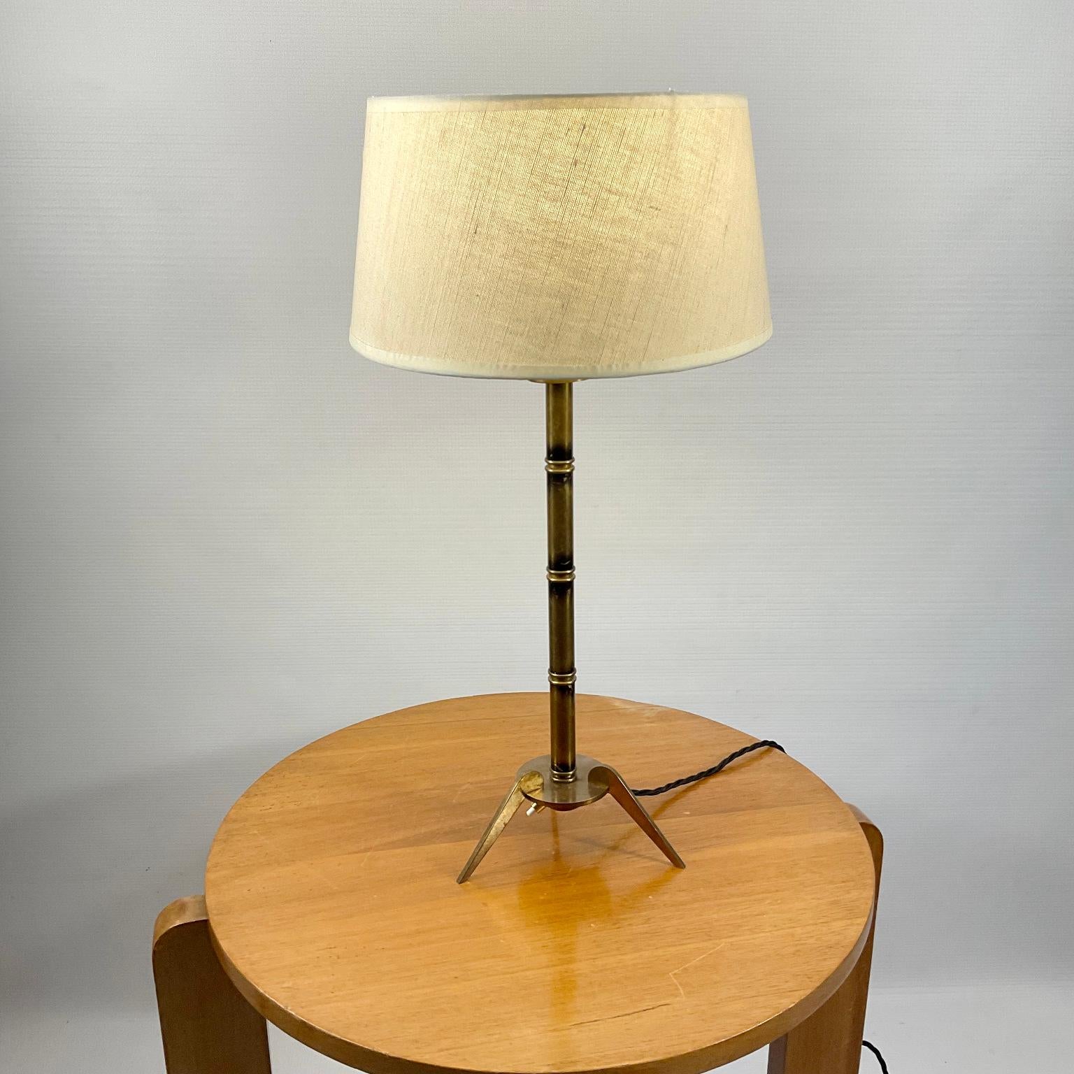 Ferronnerie Lampe de table des années 1950 attribuée à la Maison Jansen en laiton imitation bambou en vente