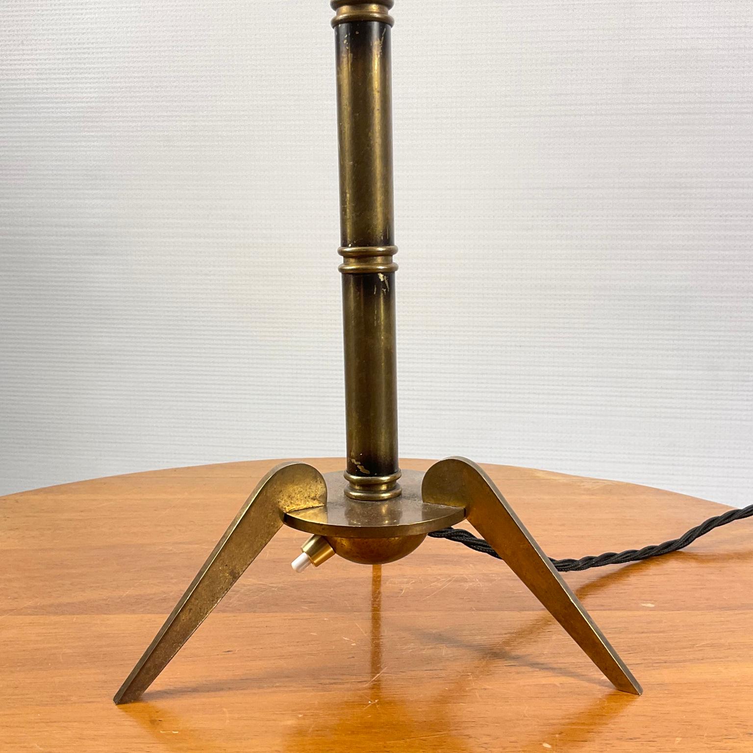 Milieu du XXe siècle Lampe de table des années 1950 attribuée à la Maison Jansen en laiton imitation bambou en vente