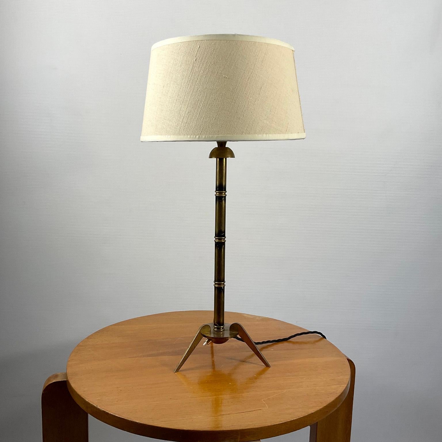 Laiton Lampe de table des années 1950 attribuée à la Maison Jansen en laiton imitation bambou en vente