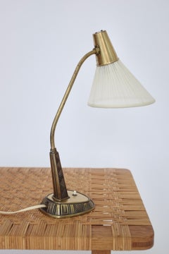 Lámpara de mesa de latón de los años 50 Modelo E1139 de Sonja Katzin para ASEA