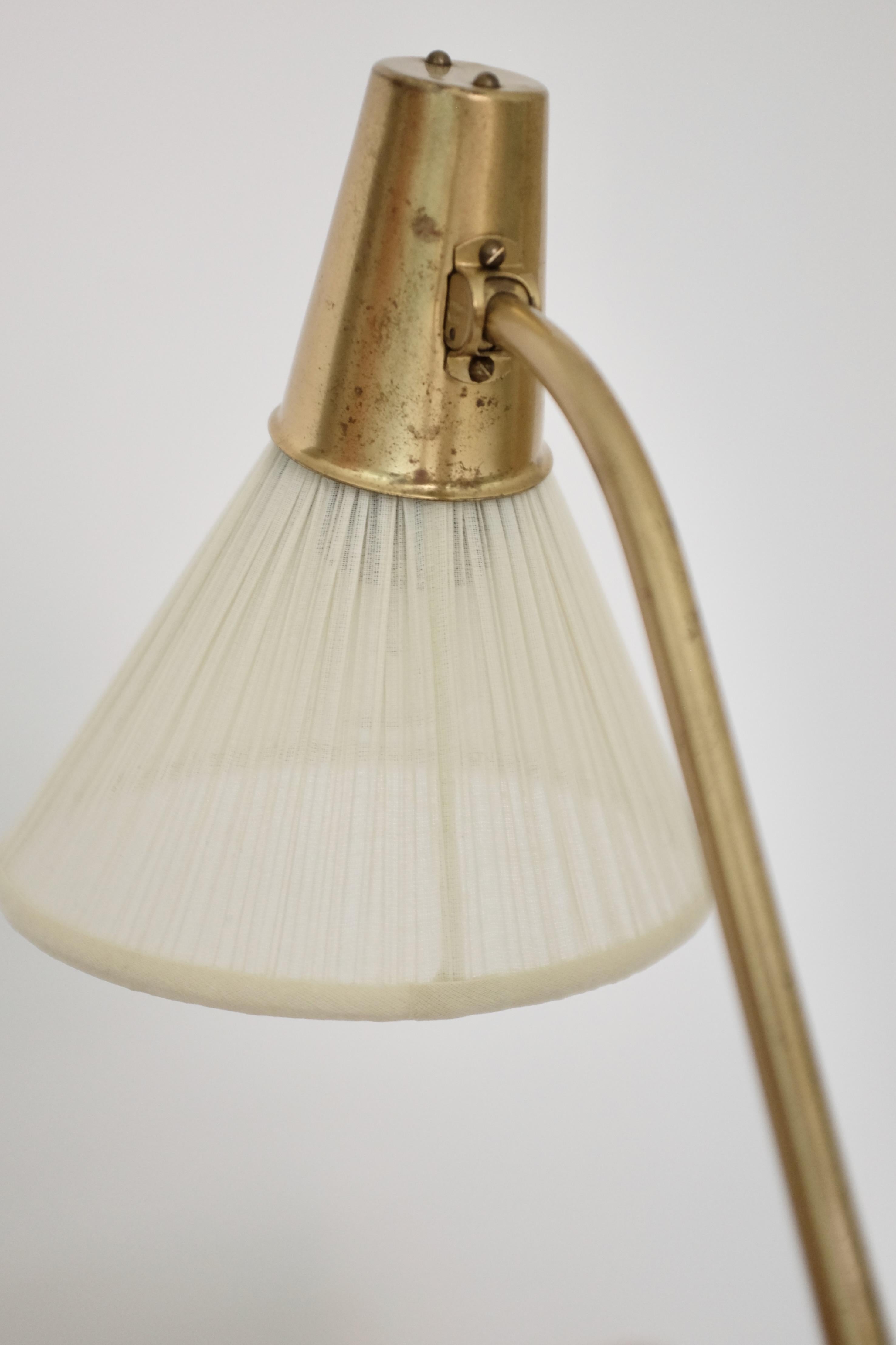 Scandinave moderne Lampe de table en laiton des années 1950, modèle E1139 par Sonja Katzin pour ASEA