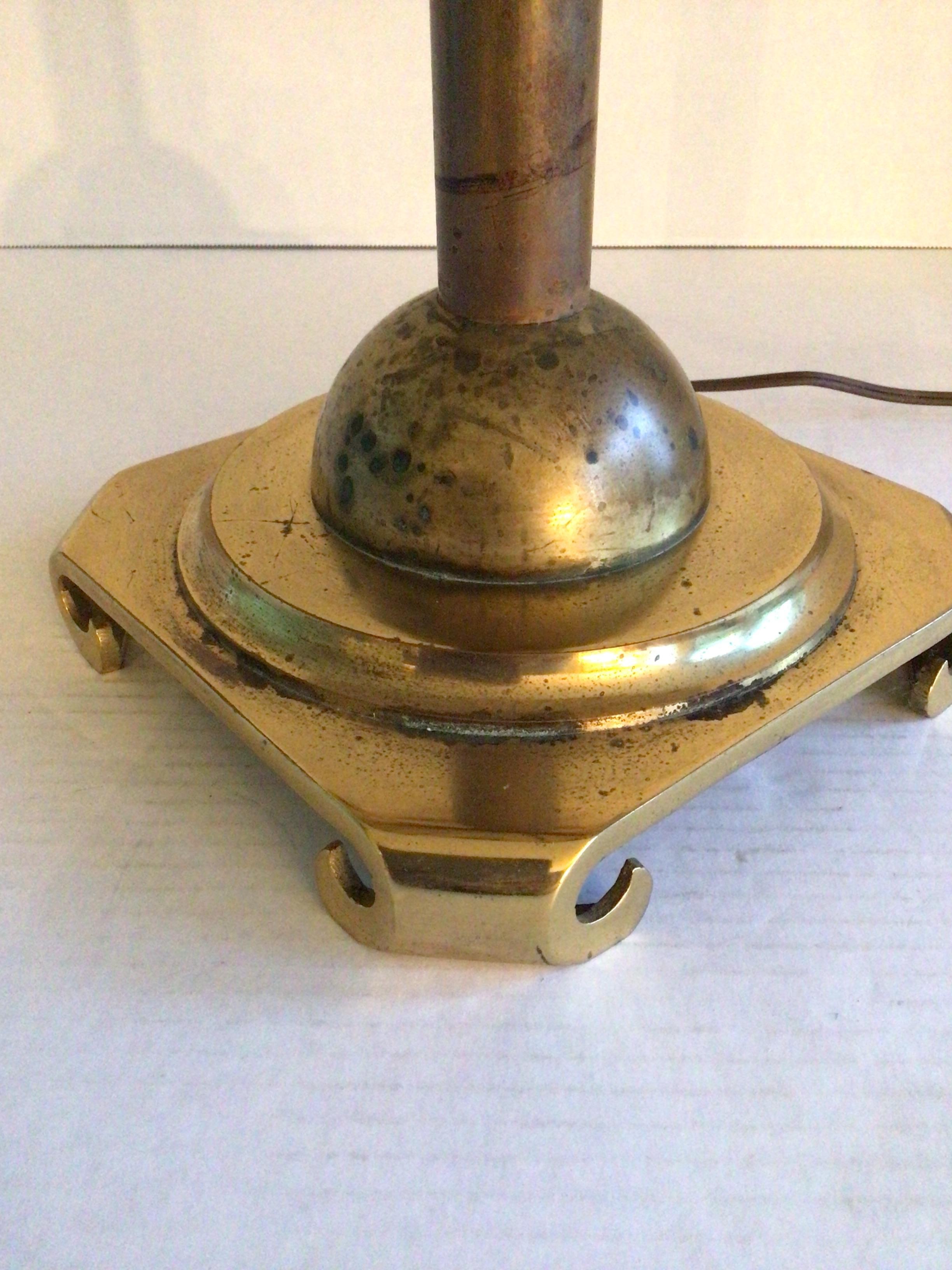Lampe de table en laiton des années 1950 avec abat-jour en laiton et verre en vente 4