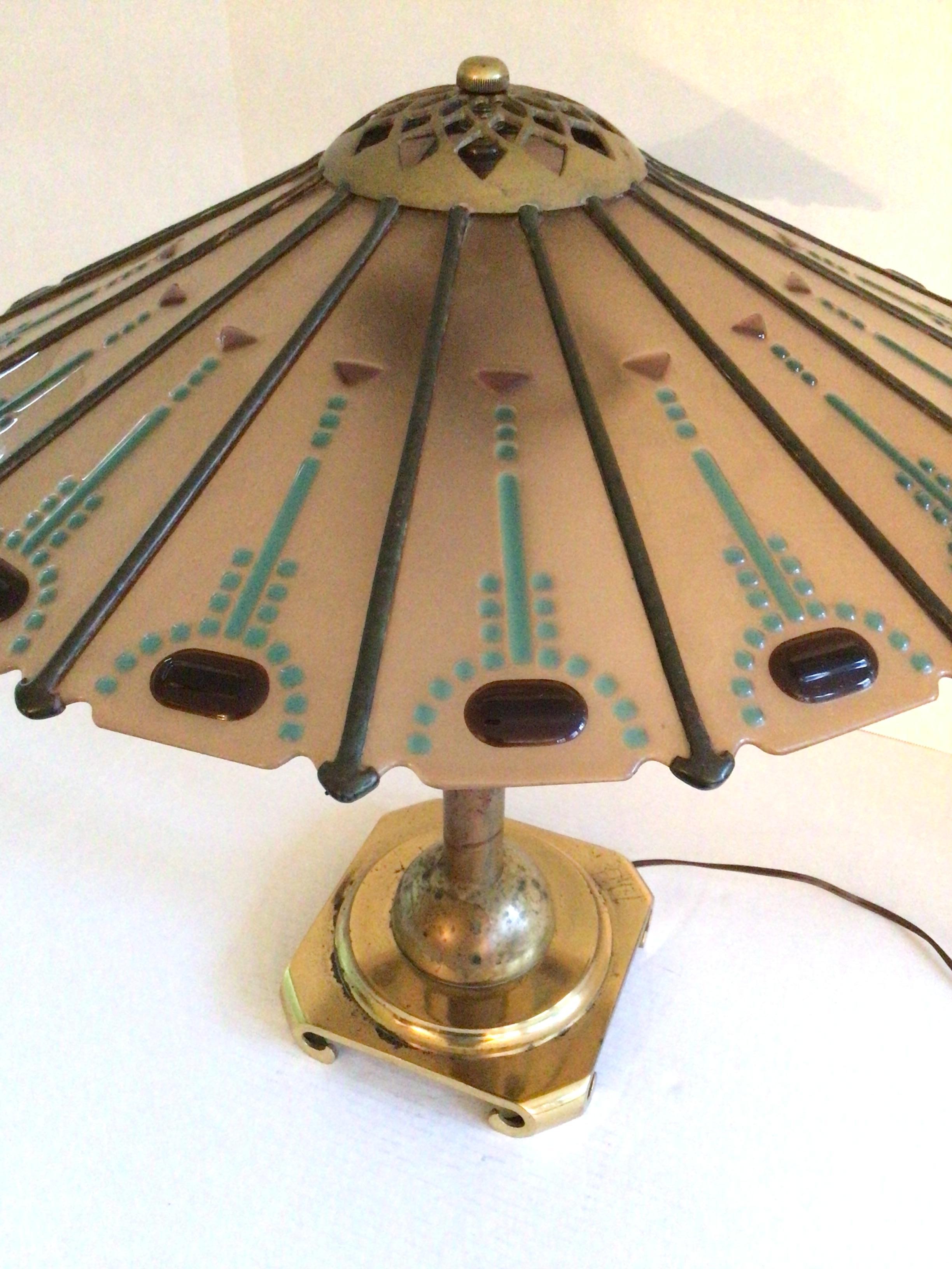 Arts and Crafts Lampe de table en laiton des années 1950 avec abat-jour en laiton et verre en vente