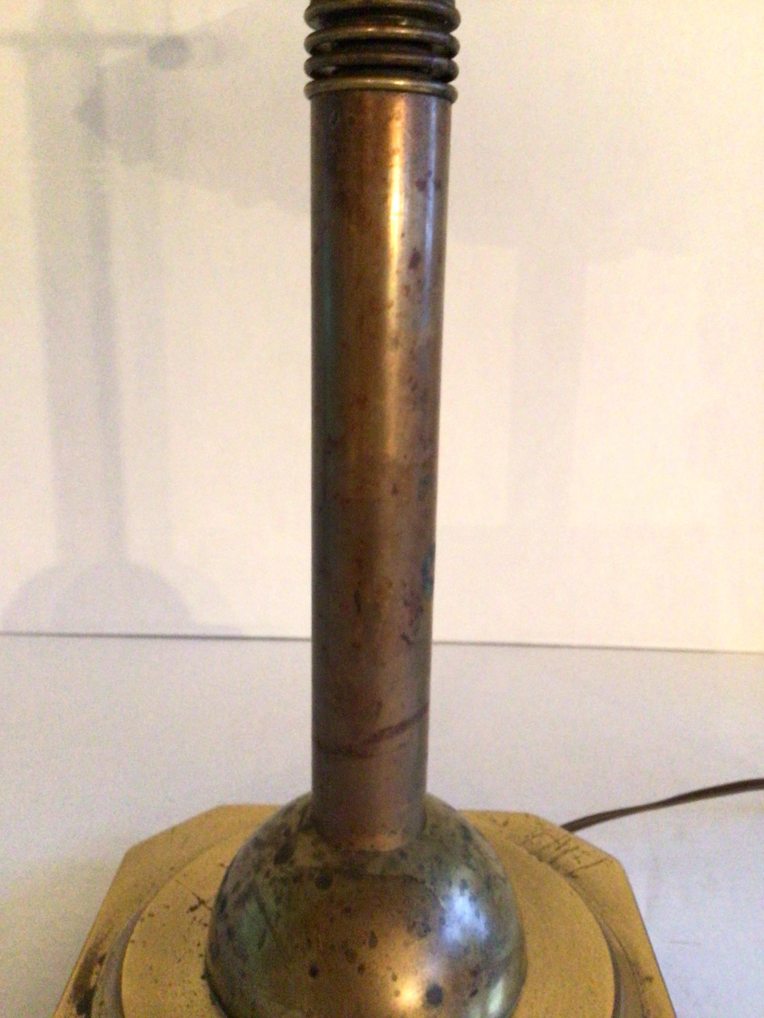 Laiton Lampe de table en laiton des années 1950 avec abat-jour en laiton et verre en vente