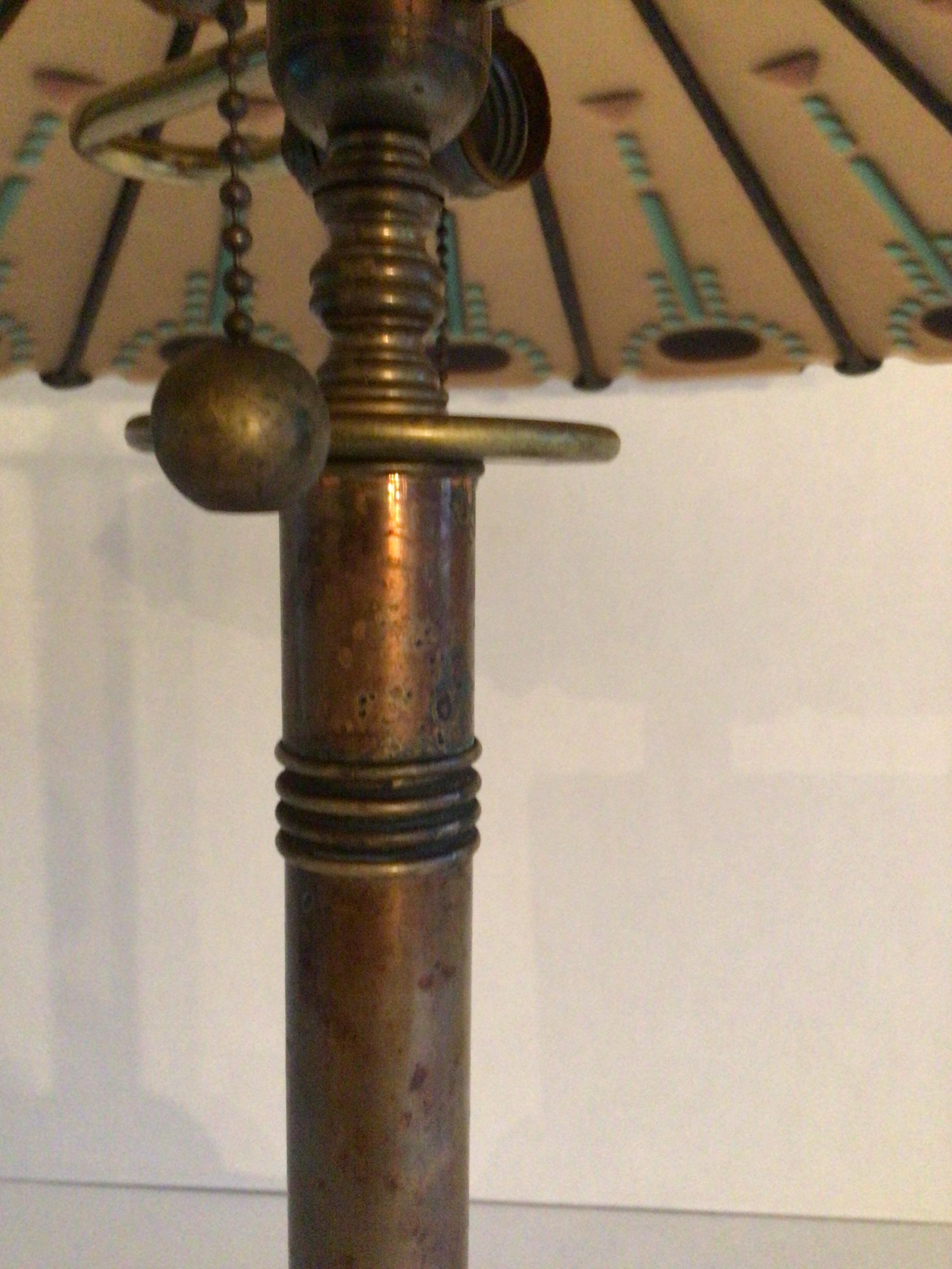 Lampe de table en laiton des années 1950 avec abat-jour en laiton et verre en vente 1