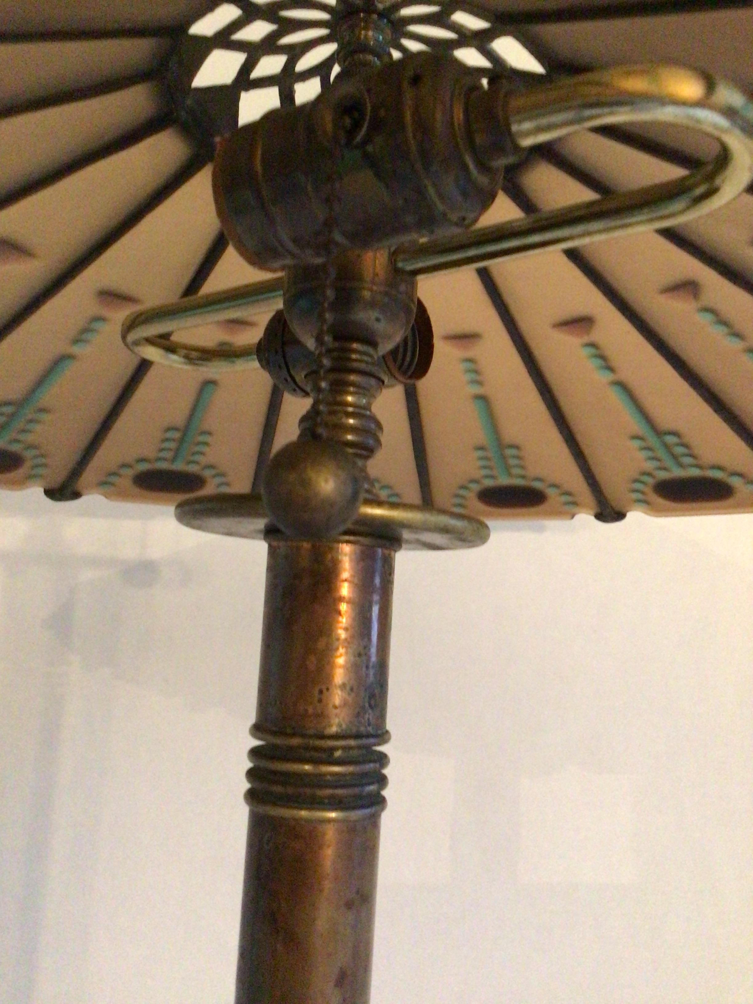 Lampe de table en laiton des années 1950 avec abat-jour en laiton et verre en vente 2