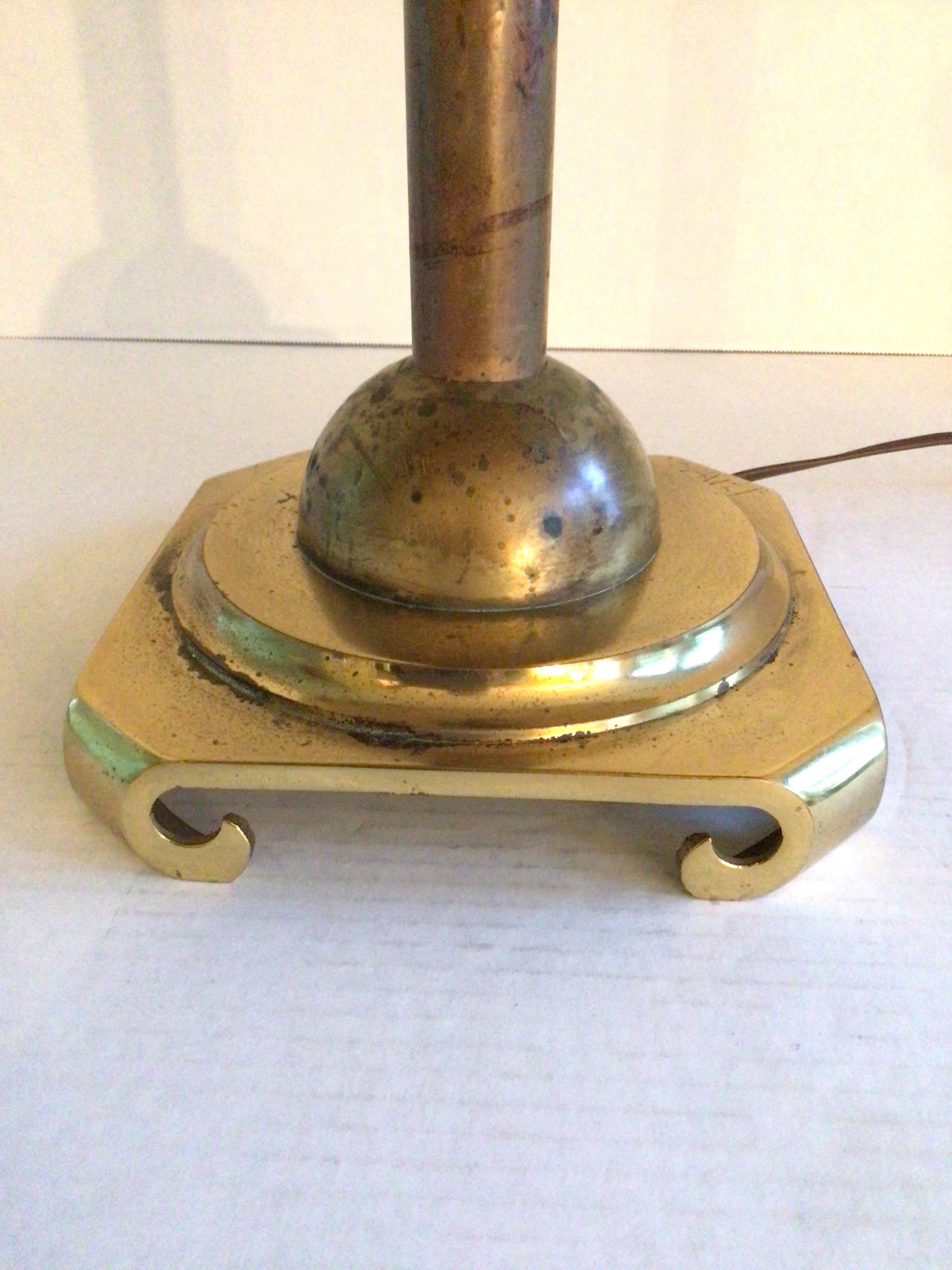 Lampe de table en laiton des années 1950 avec abat-jour en laiton et verre en vente 3