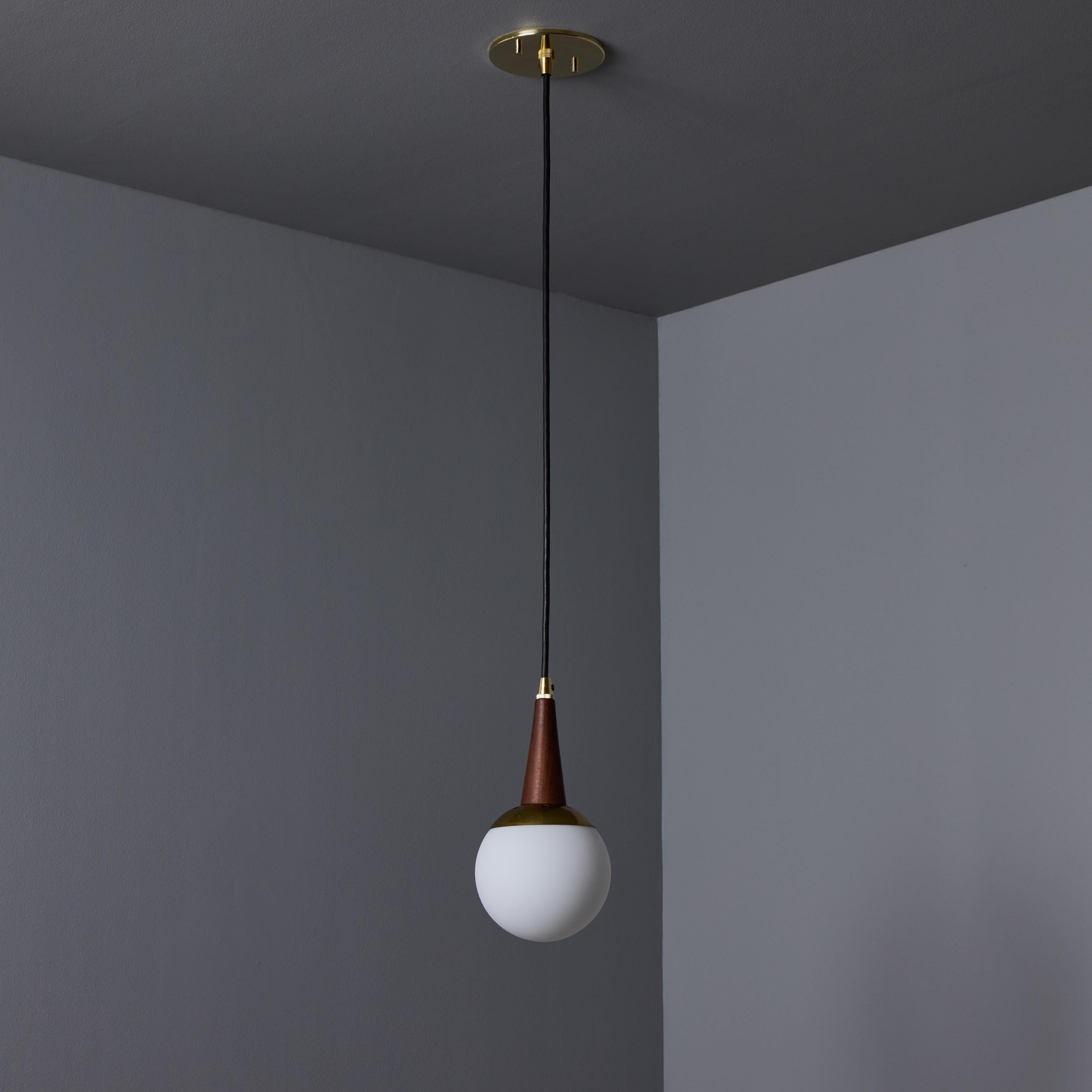 Milieu du XXe siècle Pendentif en laiton, Wood et verre opalin des années 1950 attribué à Stilnovo en vente