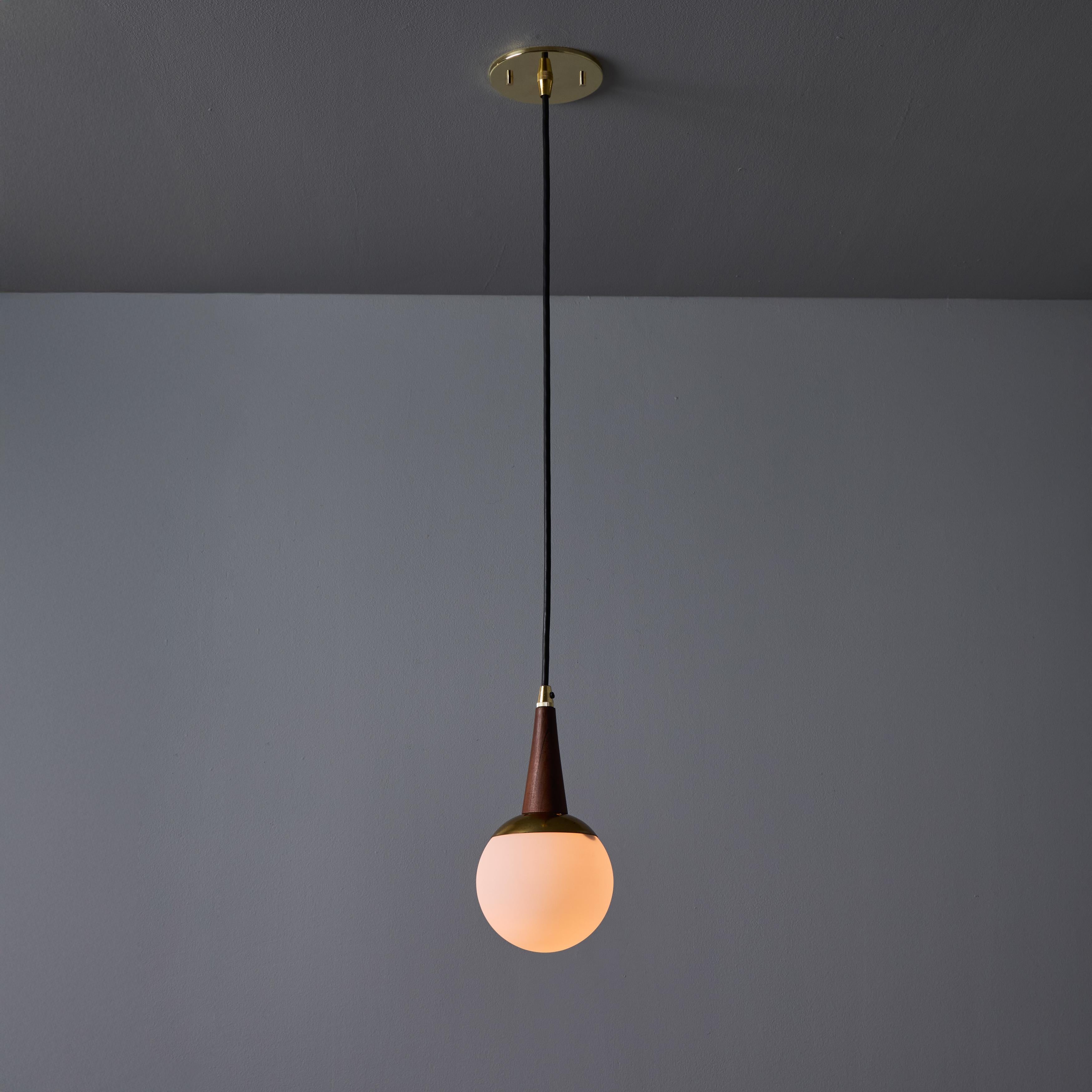 Laiton Pendentif en laiton, Wood et verre opalin des années 1950 attribué à Stilnovo en vente