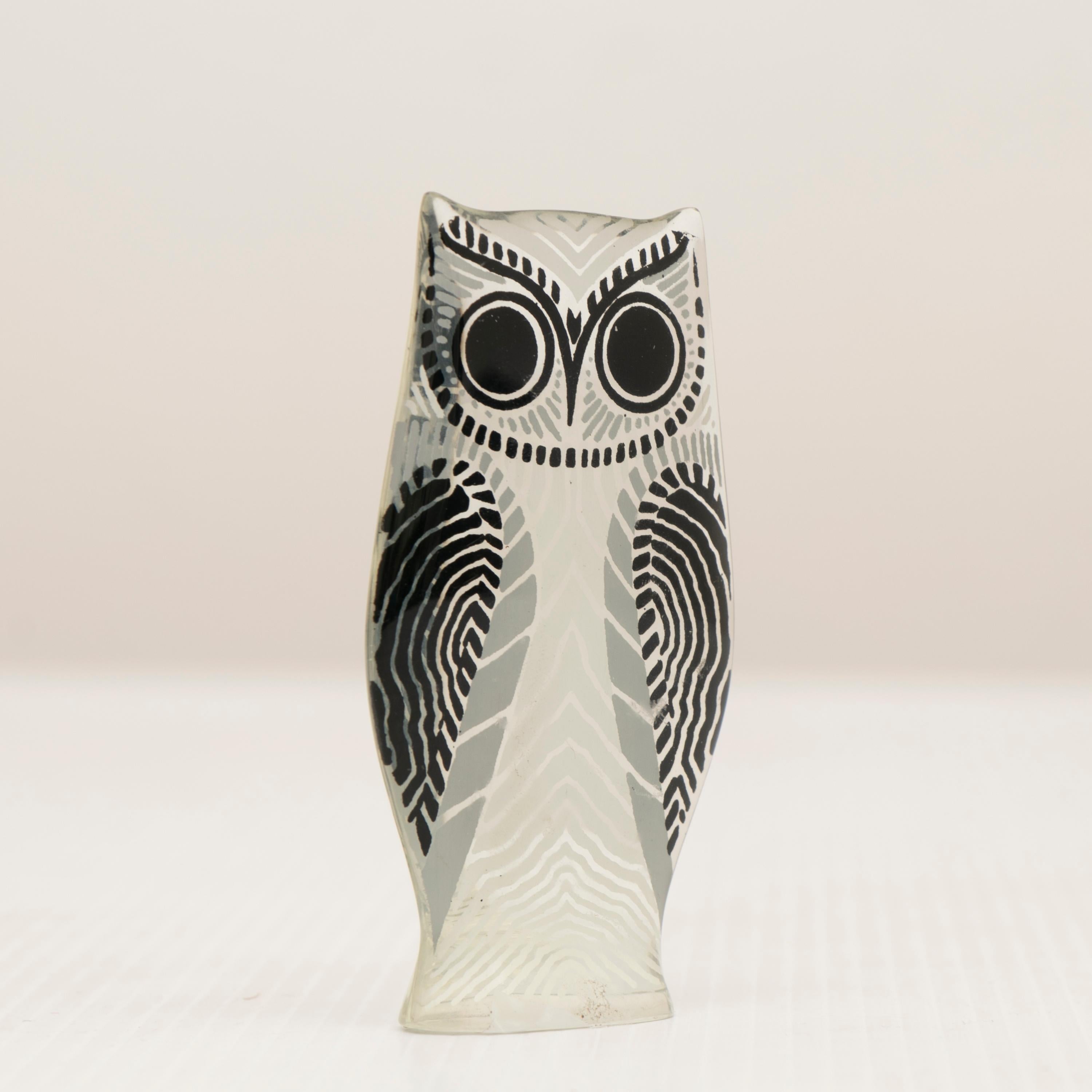 1950s acrylic black and white owl by Brazilian artist Abraham Palatnik. An op art design with Kinetic black lines which give the optical illusion that the owl is always looking at you whichever direction it faces. 

This vintage item is in