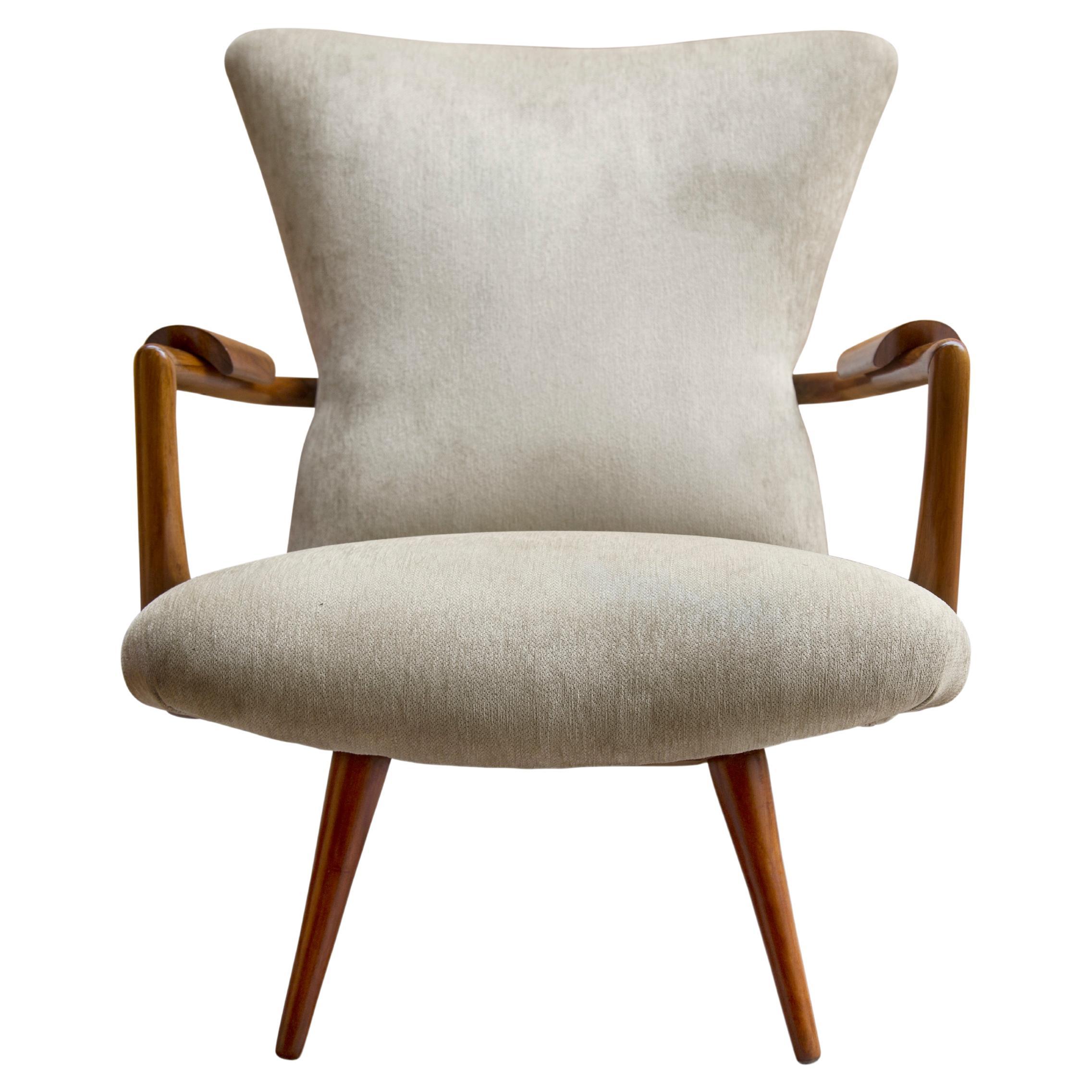 Disponible aujourd'hui, ce fauteuil moderne du milieu du siècle de Giuseppe Scapinelli est absolument magnifique ! Le fauteuil présente une structure en bois de caviuna avec des accoudoirs incurvés, des pieds en cure-dents et un tissu beige. De