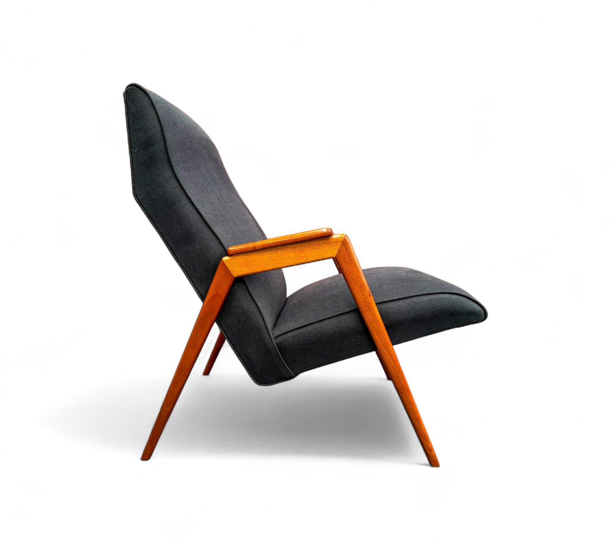Este elegante sillón de los años 50, obra de Pierre Weckx, ejemplifica la inventiva artesanal y la claridad modernista que caracterizaron el renacimiento del diseño brasileño de mediados de siglo. Weckx -activo en São Paulo durante las décadas de