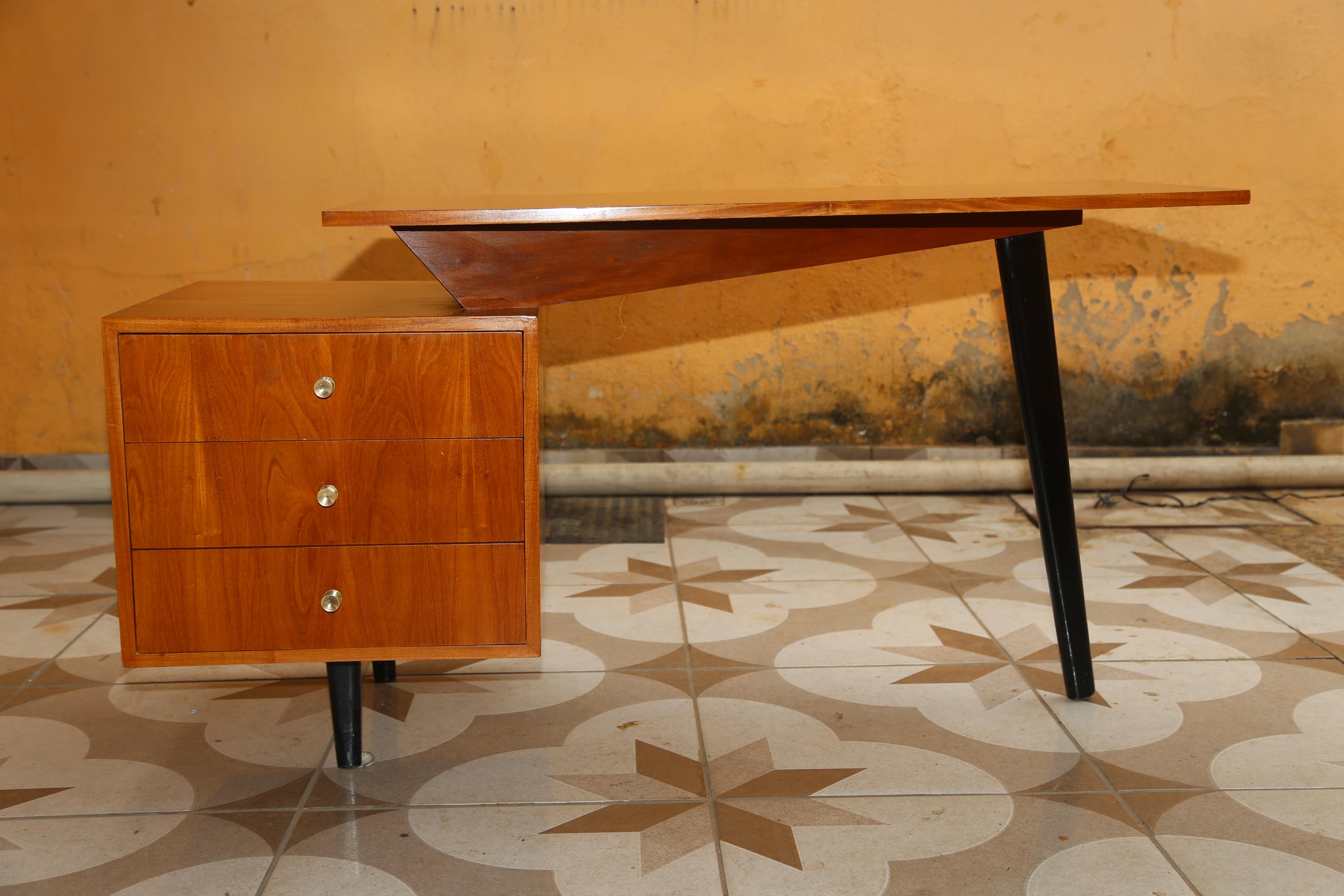 1950's Brazilian Modern Three Legged Desk in Hardwood by Moveis Fratte In Good Condition For Sale In New York, NY