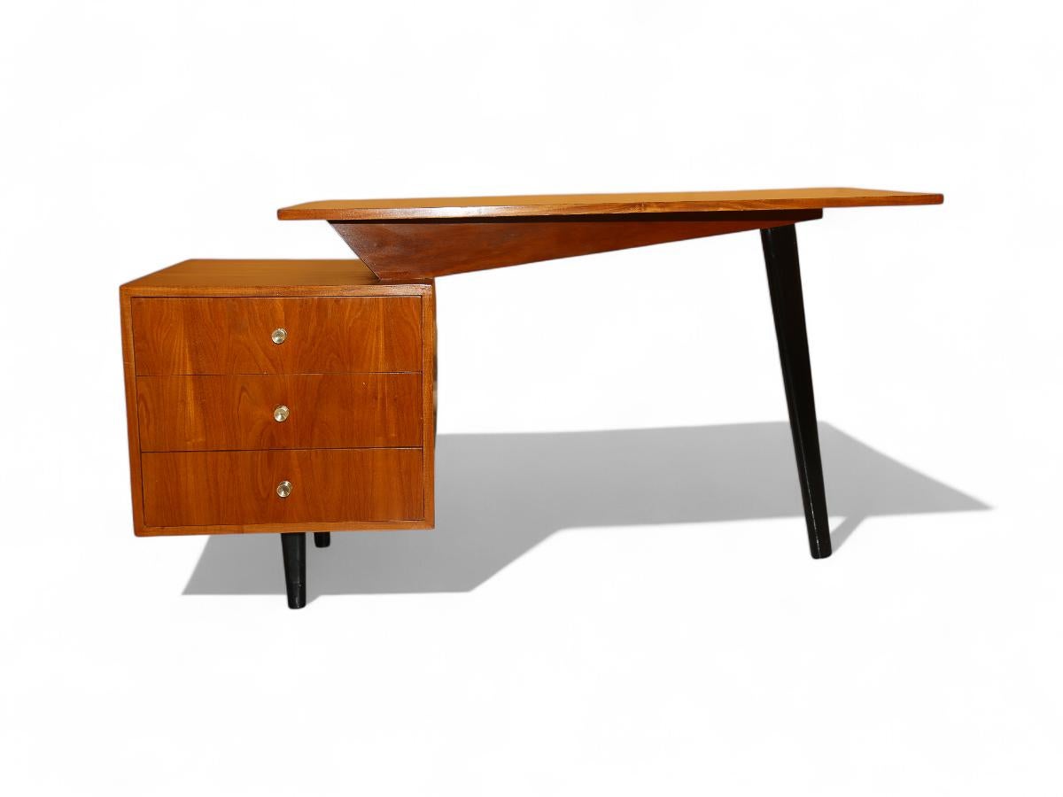 Mid-Century moderno Scrivania moderna brasiliana a tre gambe in legno massiccio degli anni '50 di Moveis Fratte in vendita