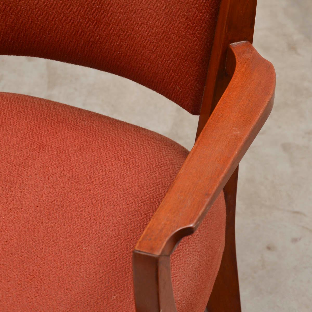 In condizioni originali d'epoca, questa bella sedia brasiliana degli anni '50 è realizzata in legno di pau marfim con uno stile che ricorda molto la sedia C12 di Lina Bo Bardi e Giancarlo Palanti, anch'essa realizzata con lo stesso tipo di legno e