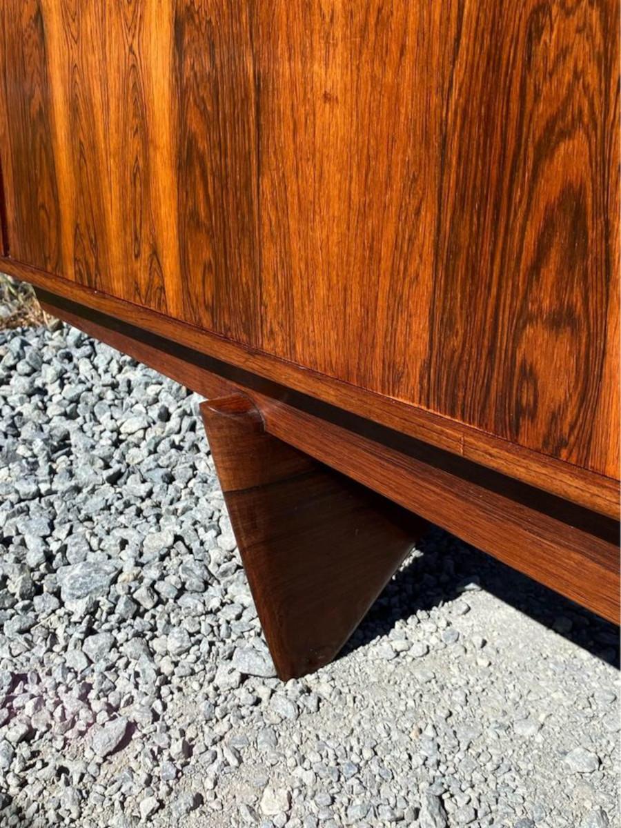 Frisch auf dem Markt ist ein seltenes Juwel der brasilianischen Vintage-Moderne: ein ikonisches Sideboard, entworfen von Martin Eisler und Carlo Hauner für Forma, um 1950. Dieses bemerkenswerte Stück wurde vollständig von Hand gefertigt und zeichnet