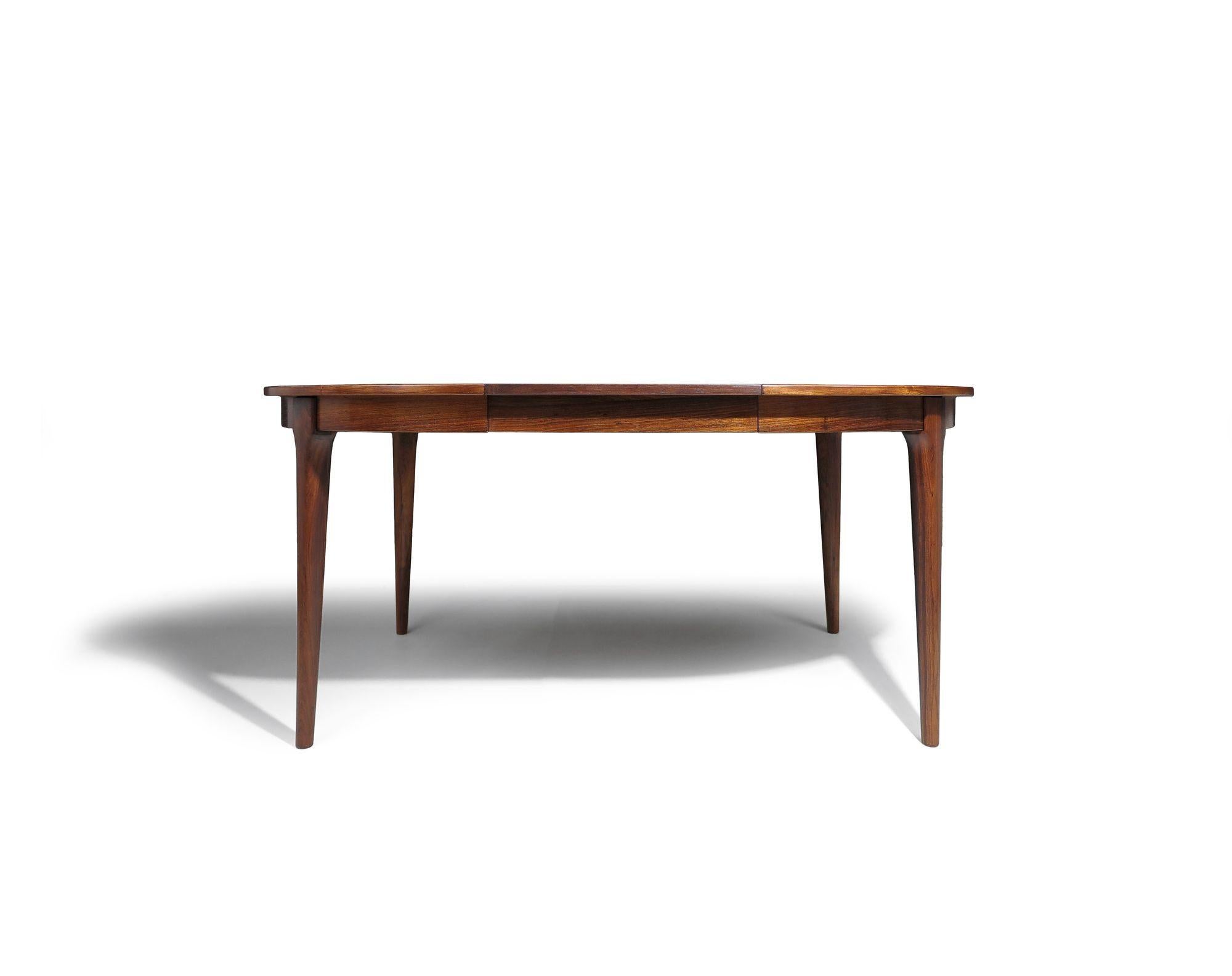 Table de salle à manger en palissandre brésilien des années 1950 - restaurée en vente 3
