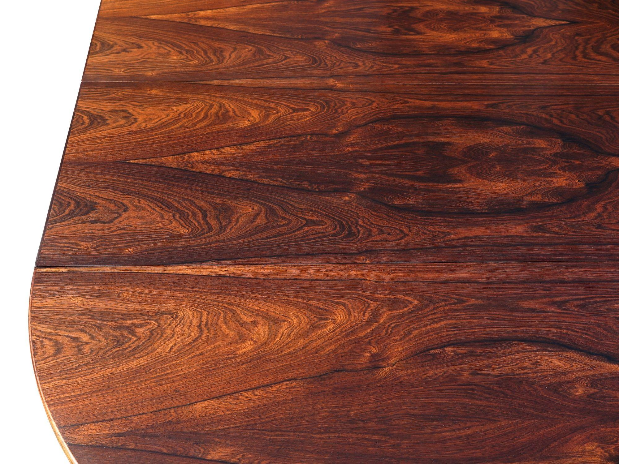 Table de salle à manger en palissandre brésilien des années 1950 - restaurée en vente 1