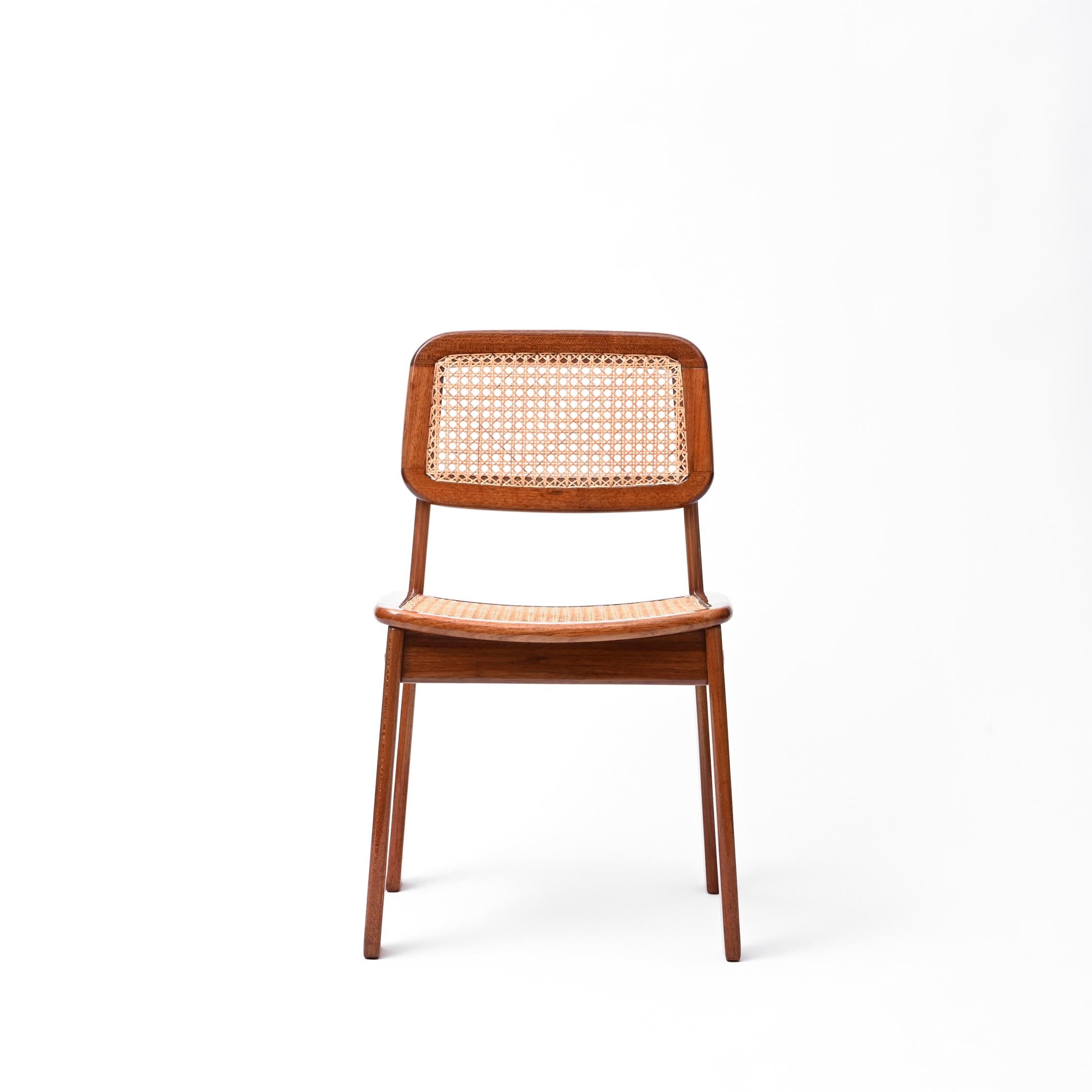 
Das Set aus 6 Stühlen von Geraldo de Barros stellt einen Höhepunkt künstlerischer Innovation und funktioneller Eleganz dar und spiegelt den visionären Geist eines der einflussreichsten brasilianischen Künstler des 20. Diese Stühle wurden unter dem