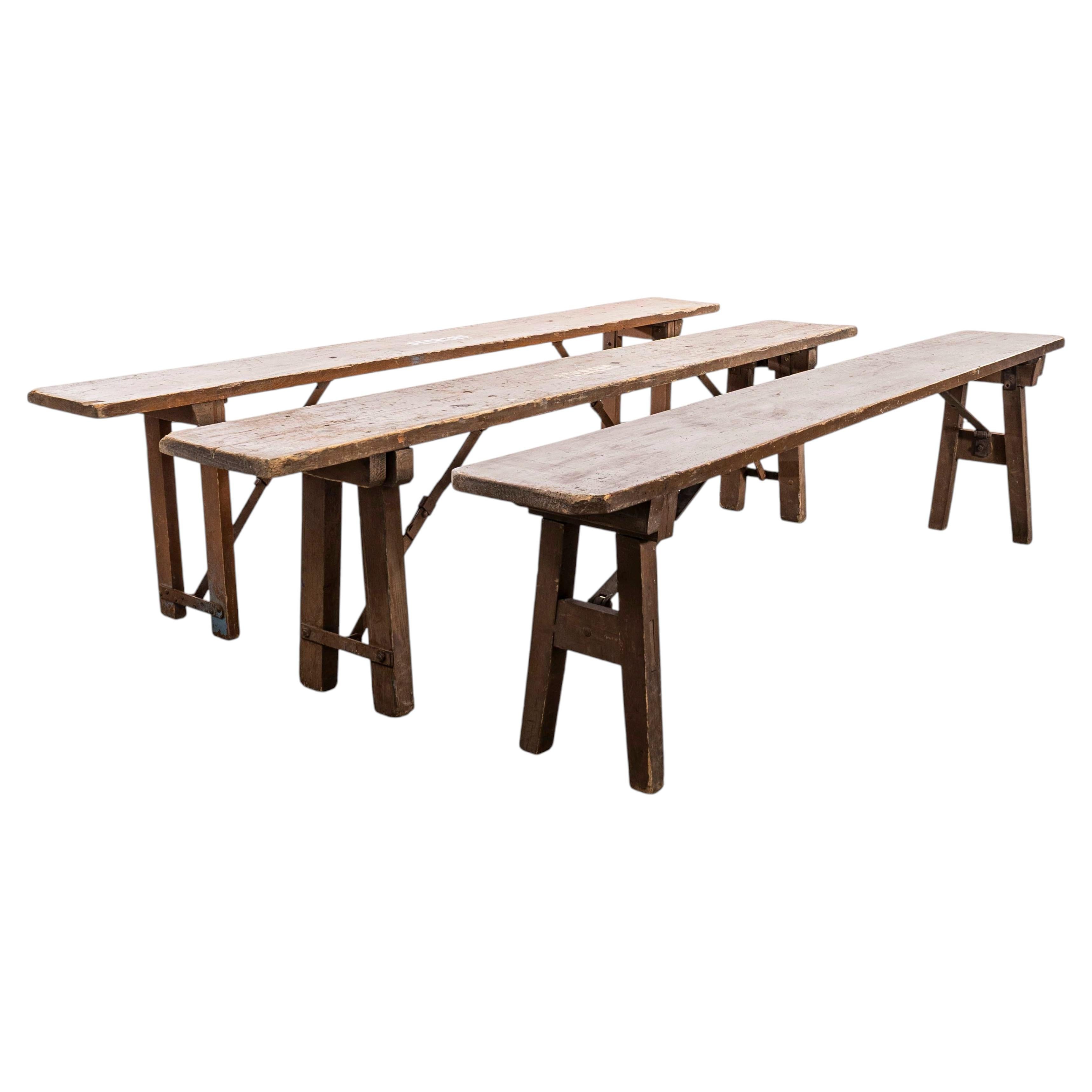Bancs en bois lourds de brasseurs des années 1950, marron chocolat - Simple