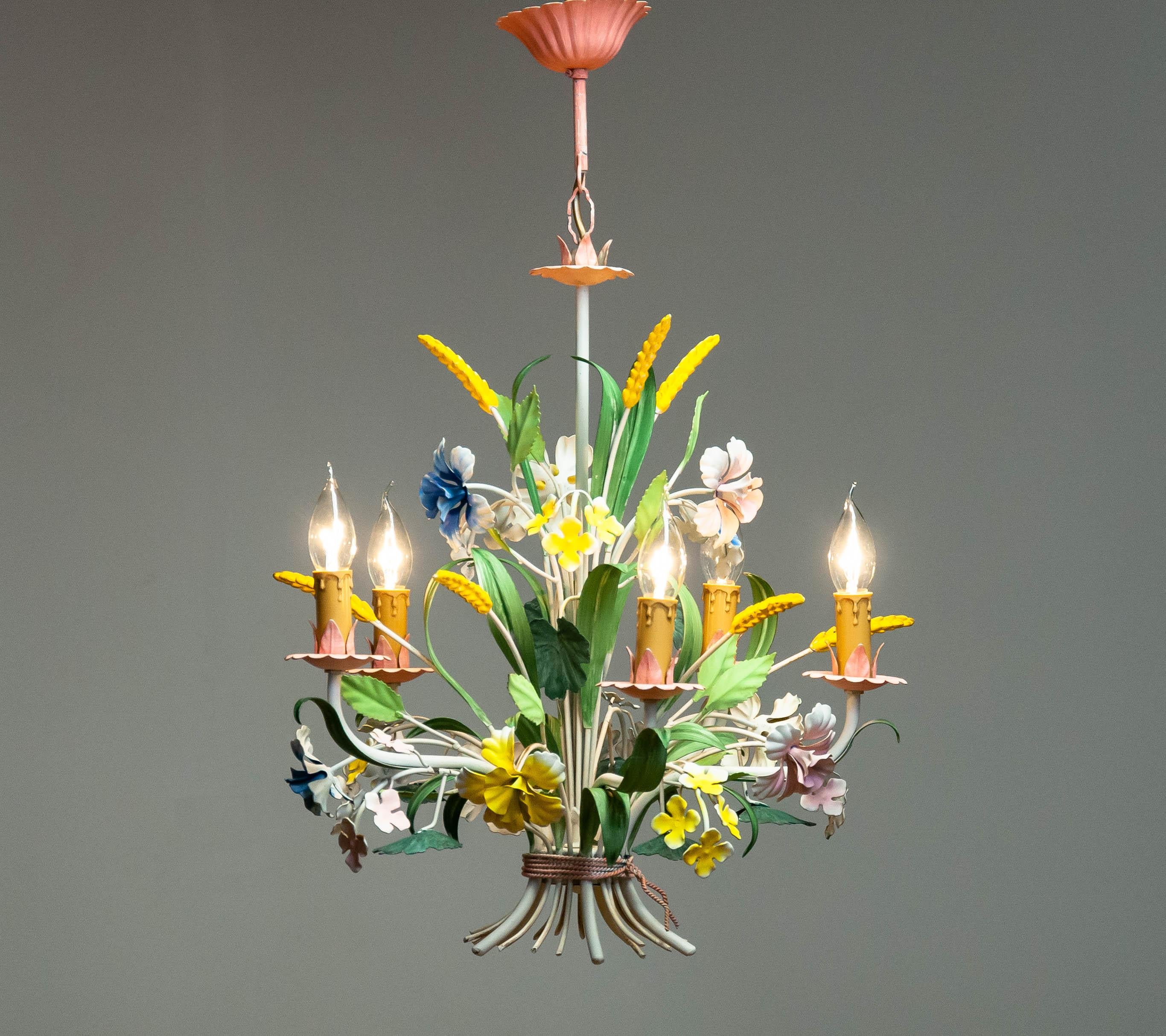 Absolutely beautiful tole painted chandelier Made in the 1960s in Italy. Beautiful bright colors ar used to give this chandelier her fresh appearance and character.
Wiring has been replaced in a later period.
Technically 100%.
The given measurement