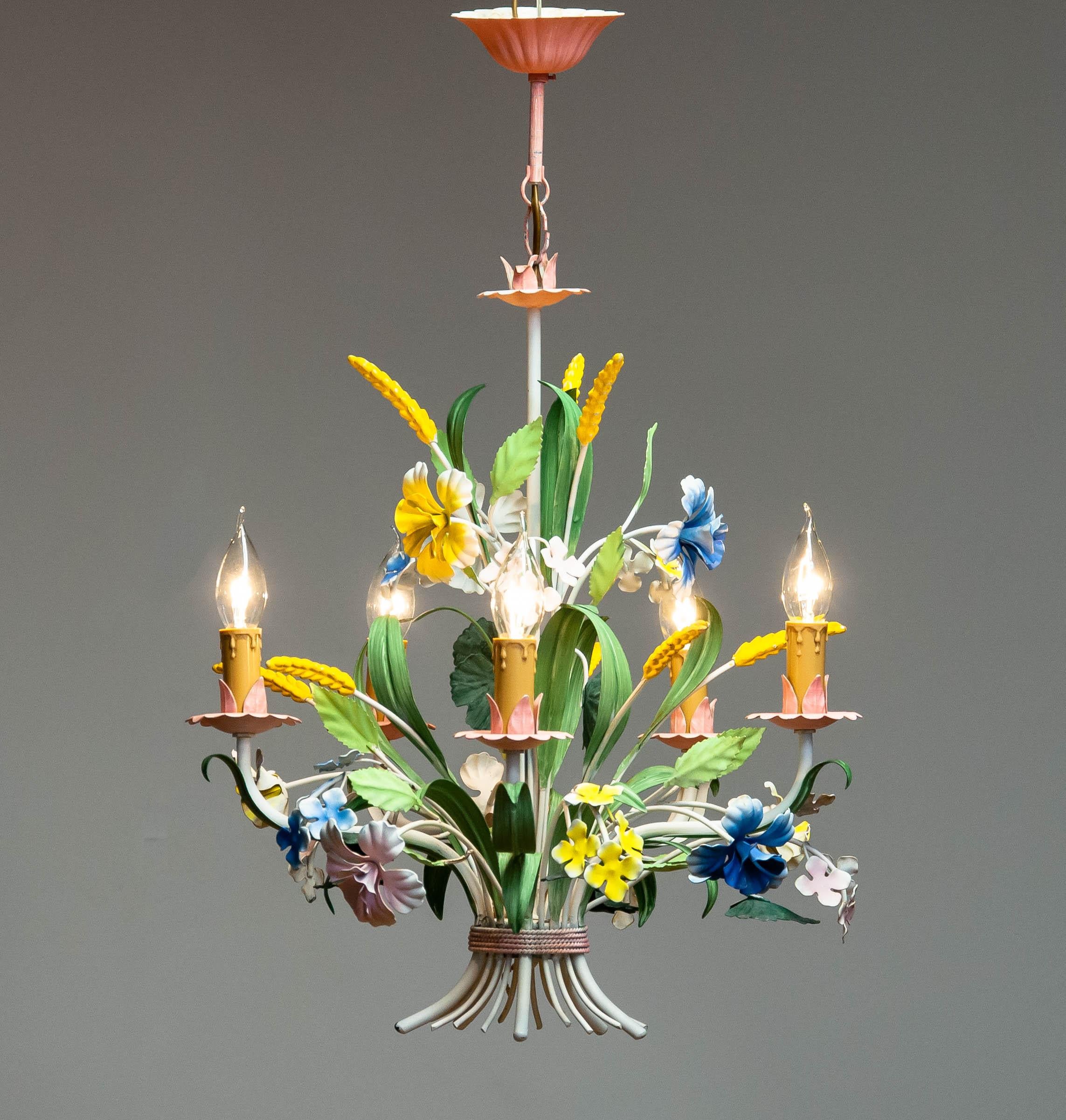 1960s Bright Boho Chic Italienisch Tole Painted Metall Kronleuchter mit Blumendekor (Böhmisch) im Angebot