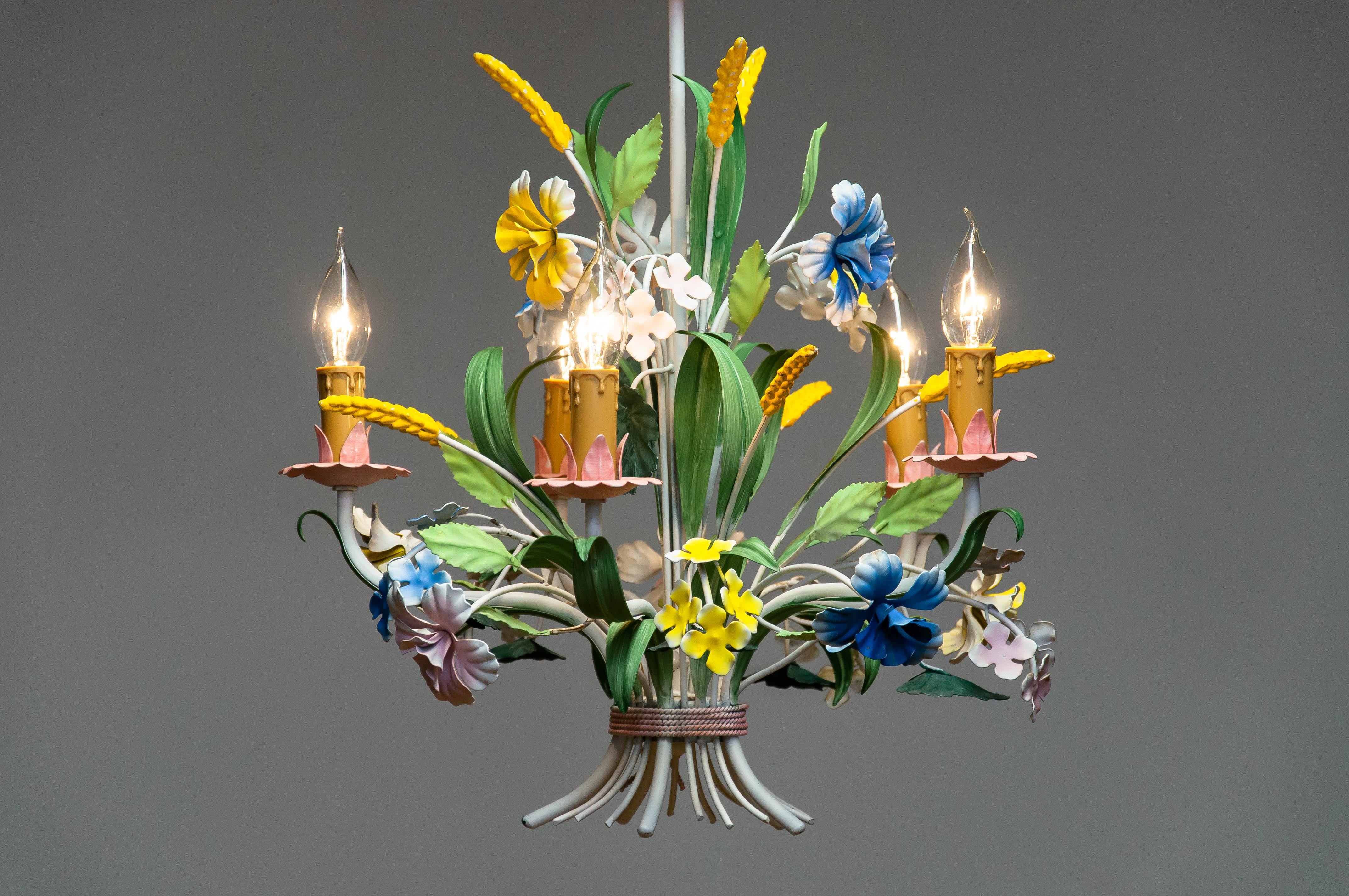 italien 1960s Bright Boho Chic Italian Tole Painted Metal Chandelier With Floral Decor en vente