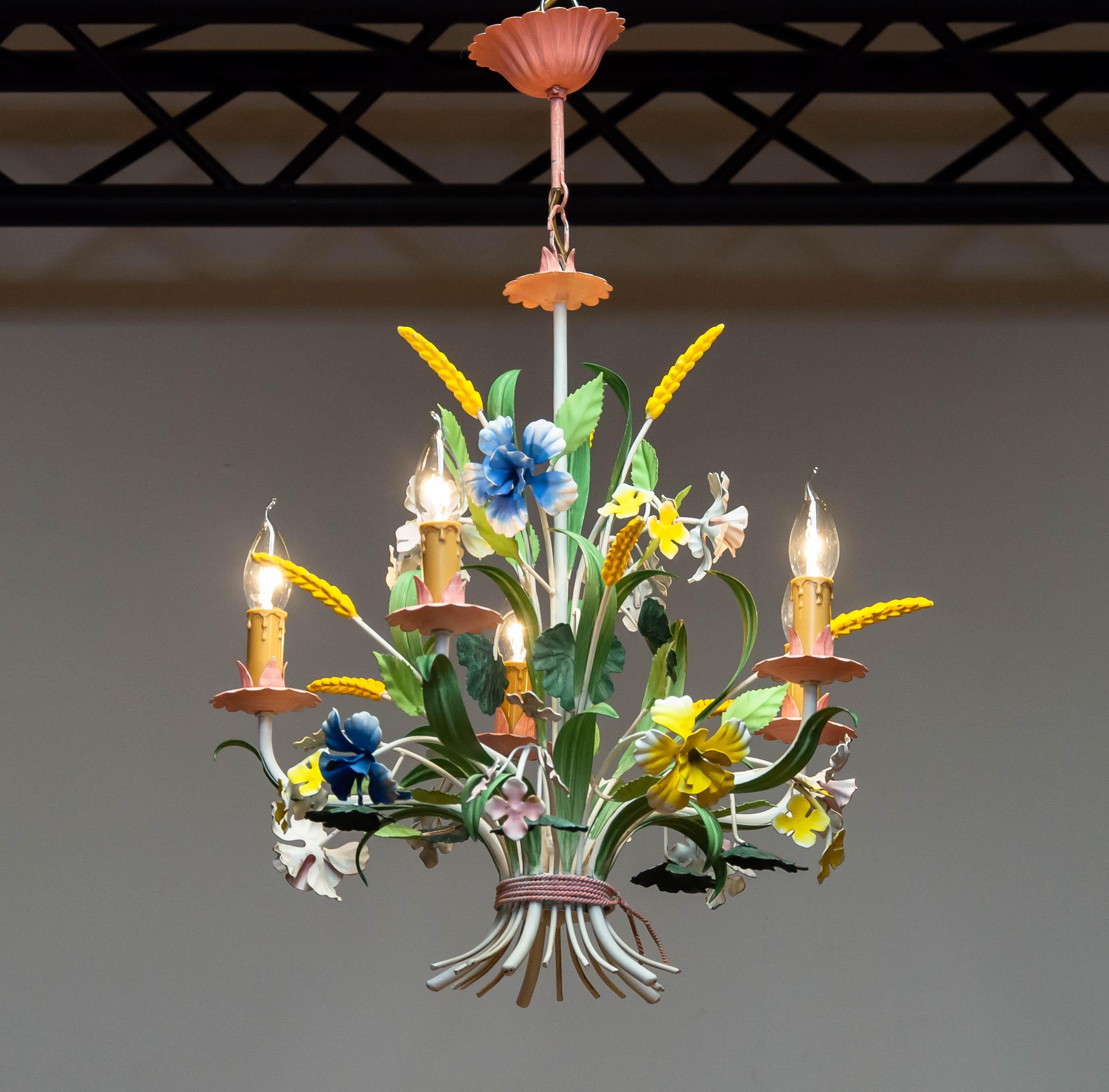 Milieu du XXe siècle 1960s Bright Boho Chic Italian Tole Painted Metal Chandelier With Floral Decor en vente