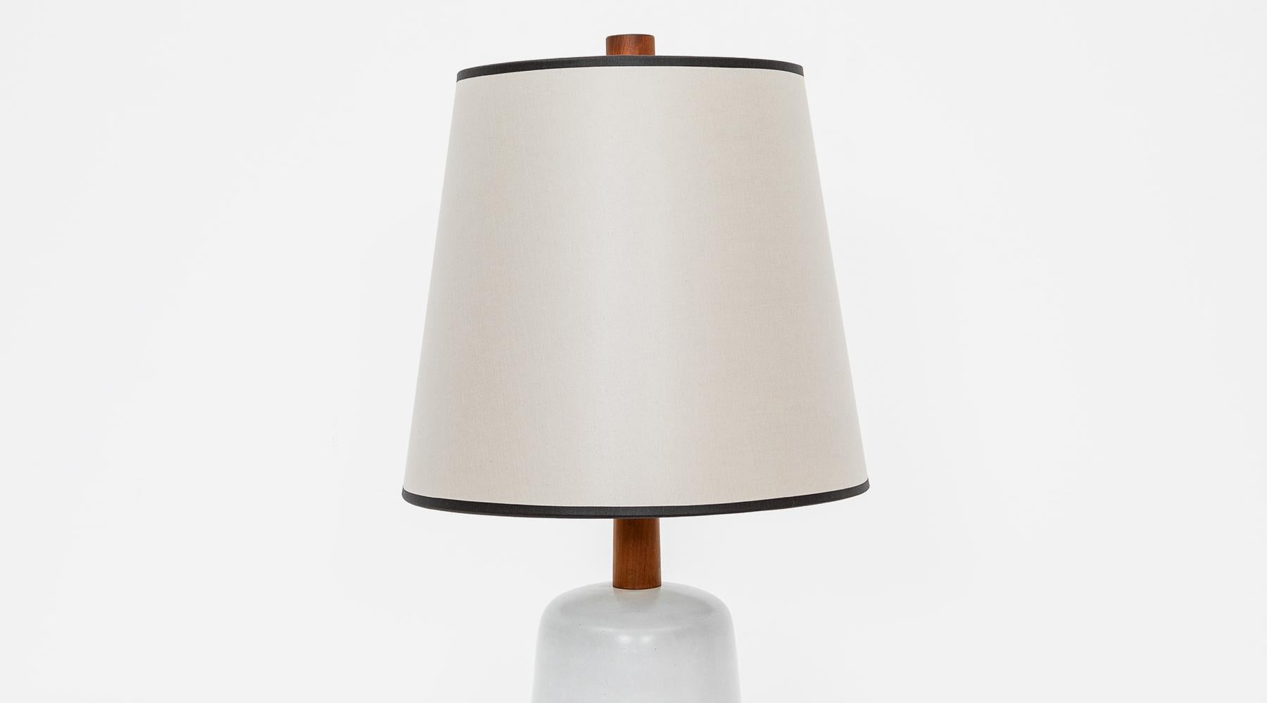 1950s Bright Grey and Beige Table Lamp by Jane & Gordon Martz 'e' In Good Condition In Frankfurt, Hessen, DE