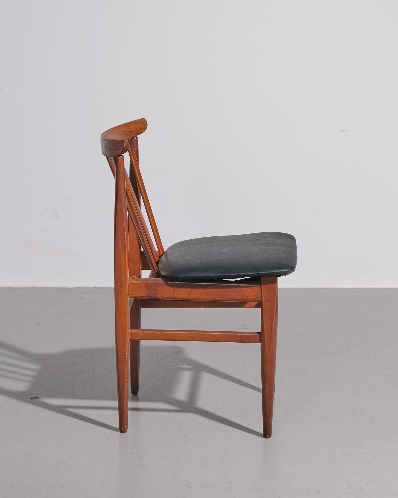 Mid-Century moderno Set di 4 sedie da pranzo in teak e pelle inglese degli anni '50 in vendita