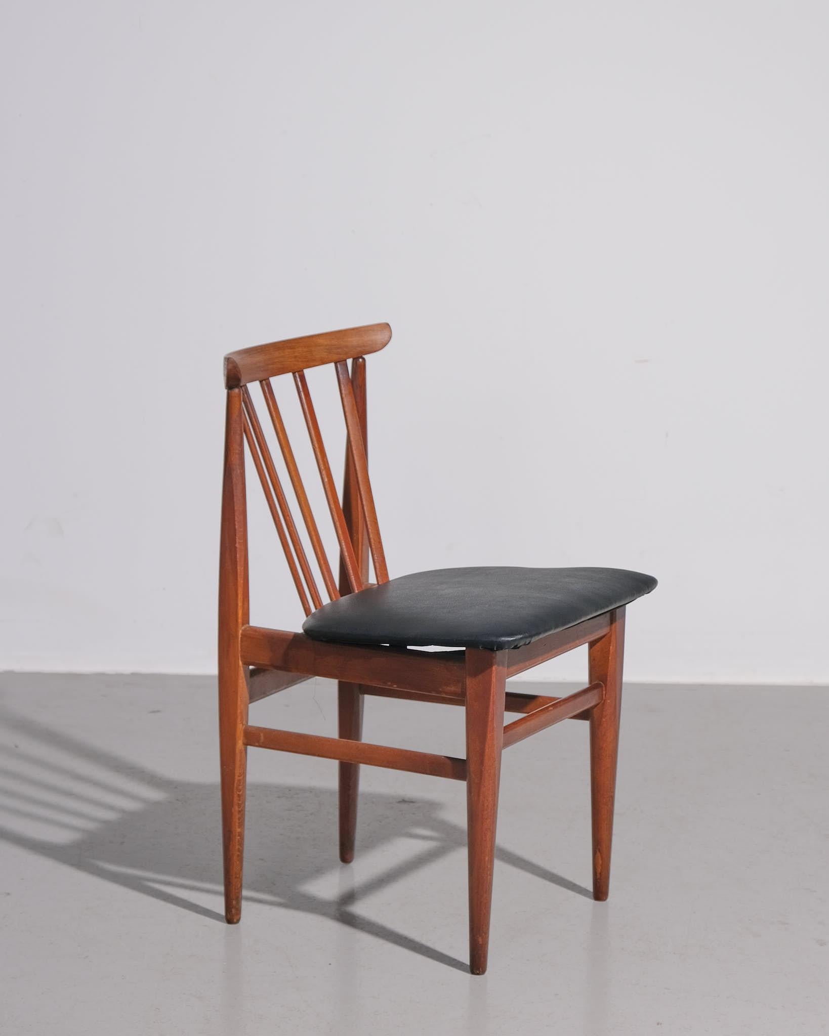 Metà XX secolo Set di 4 sedie da pranzo in teak e pelle inglese degli anni '50 in vendita