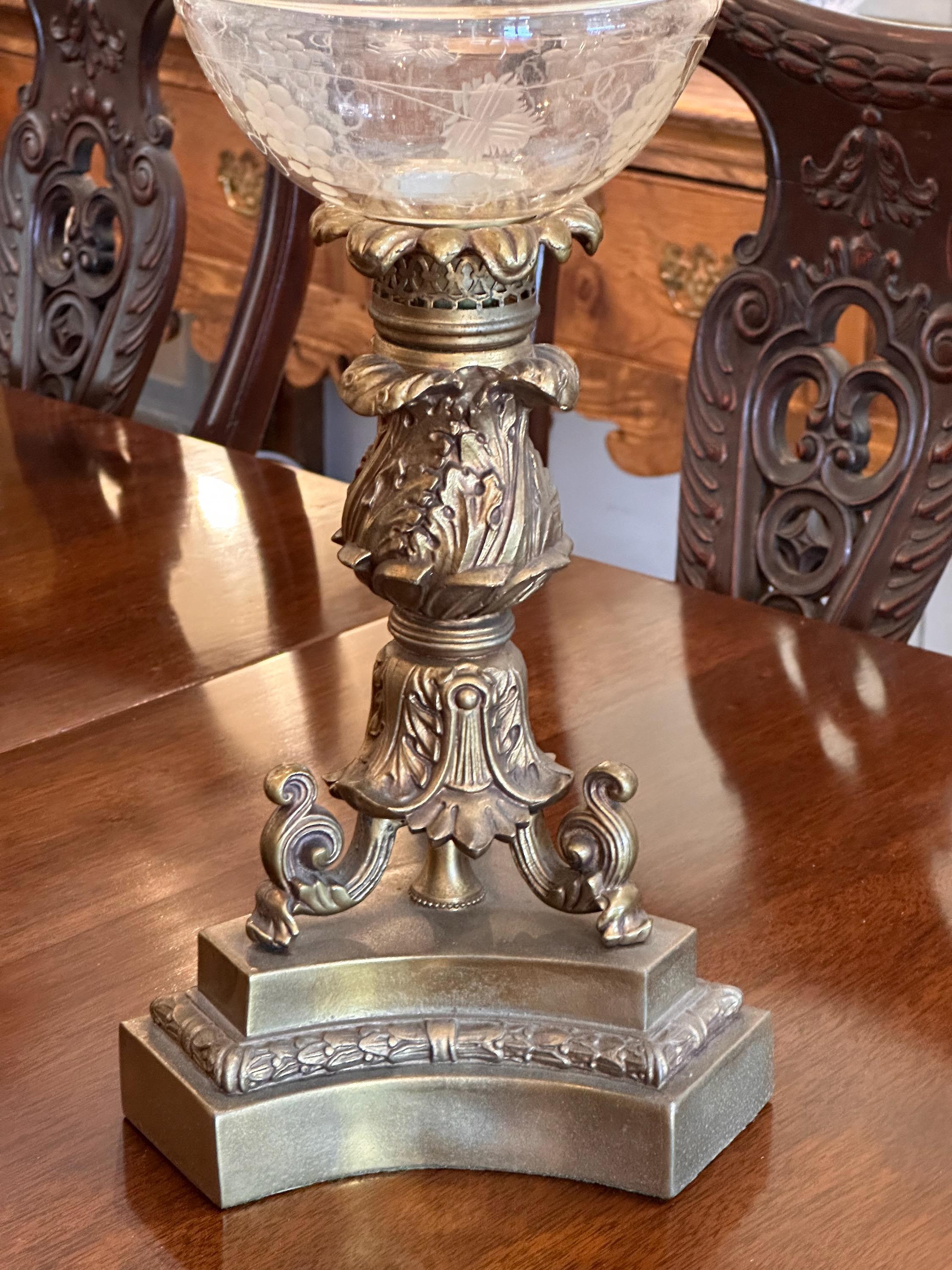 Bronze Paire d'ouragans en bronze et verre gravé des années 1950 en vente