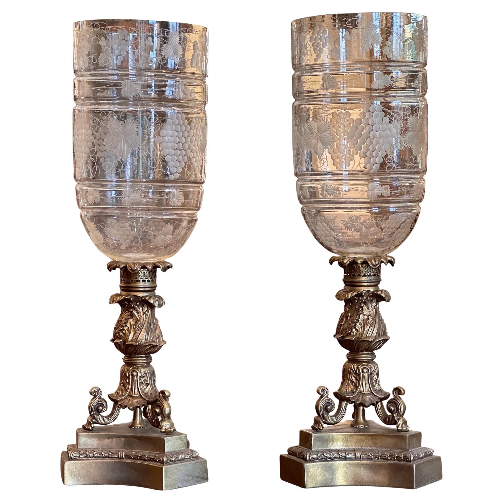 Paire d'ouragans en bronze et verre gravé des années 1950 en vente