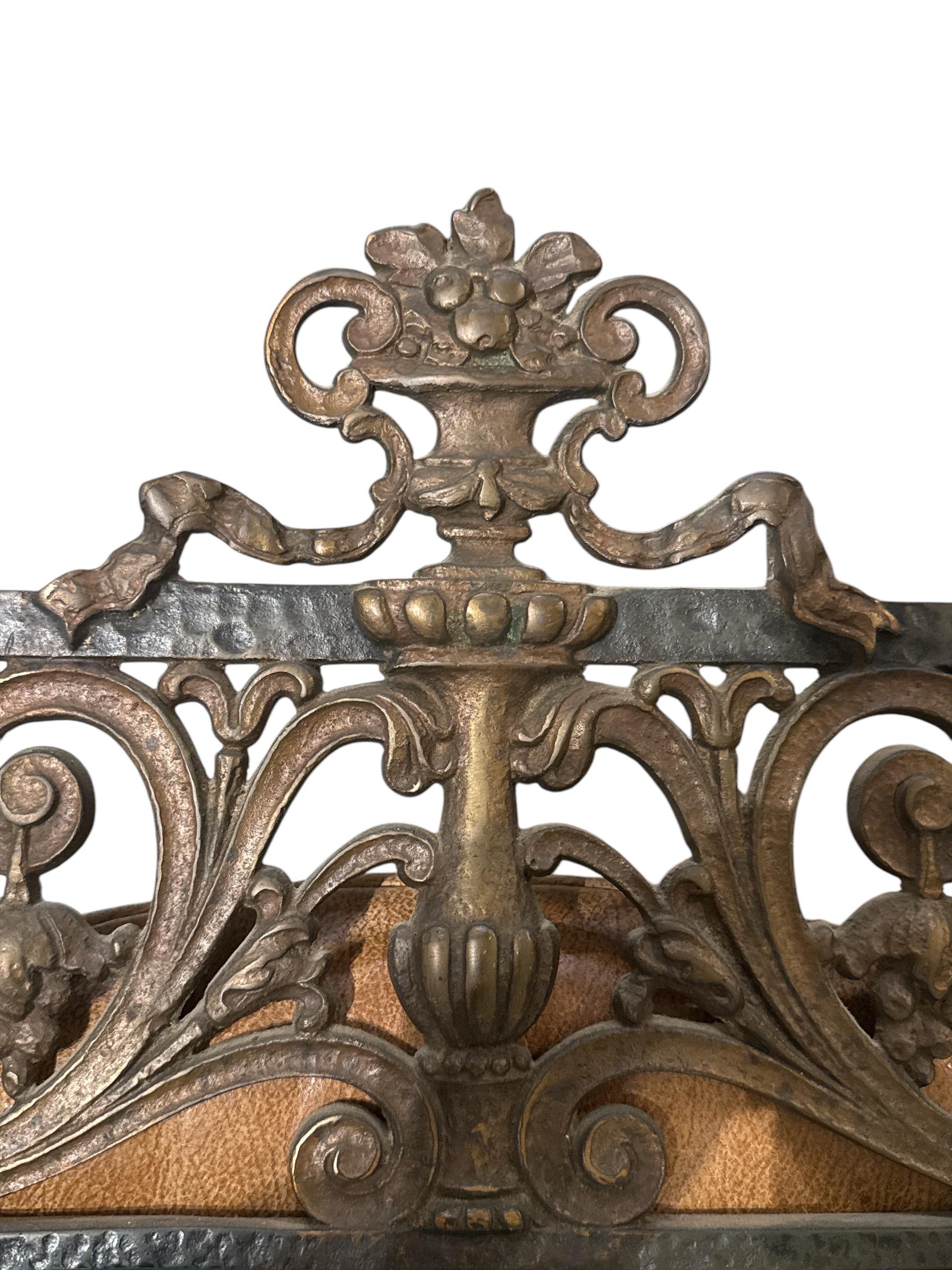 Ce superbe miroir en bronze de style Craftsman des années 1950 est un véritable témoignage de la beauté et du savoir-faire durables du design du milieu du XXe siècle. S'inspirant du mouvement Arts and Crafts, ce miroir présente un cadre en bronze