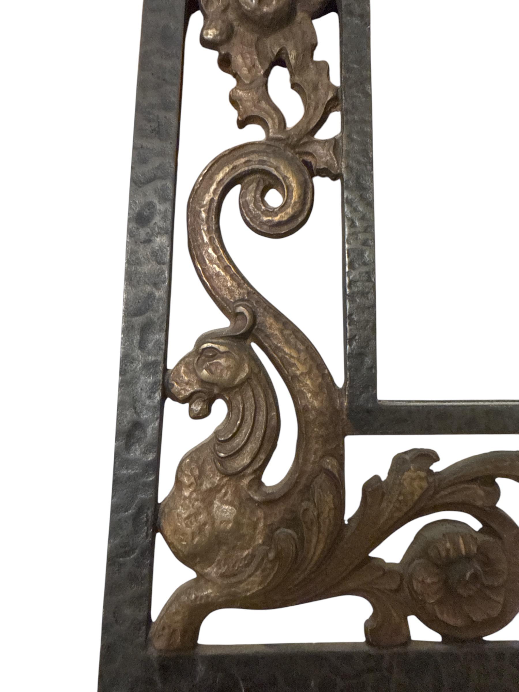 Français Miroir de style artisanal en bronze des années 1950 en vente