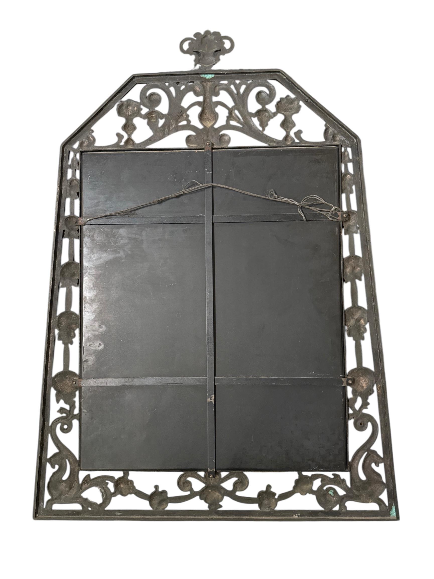 Miroir de style artisanal en bronze des années 1950 Excellent état - En vente à Pasadena, CA