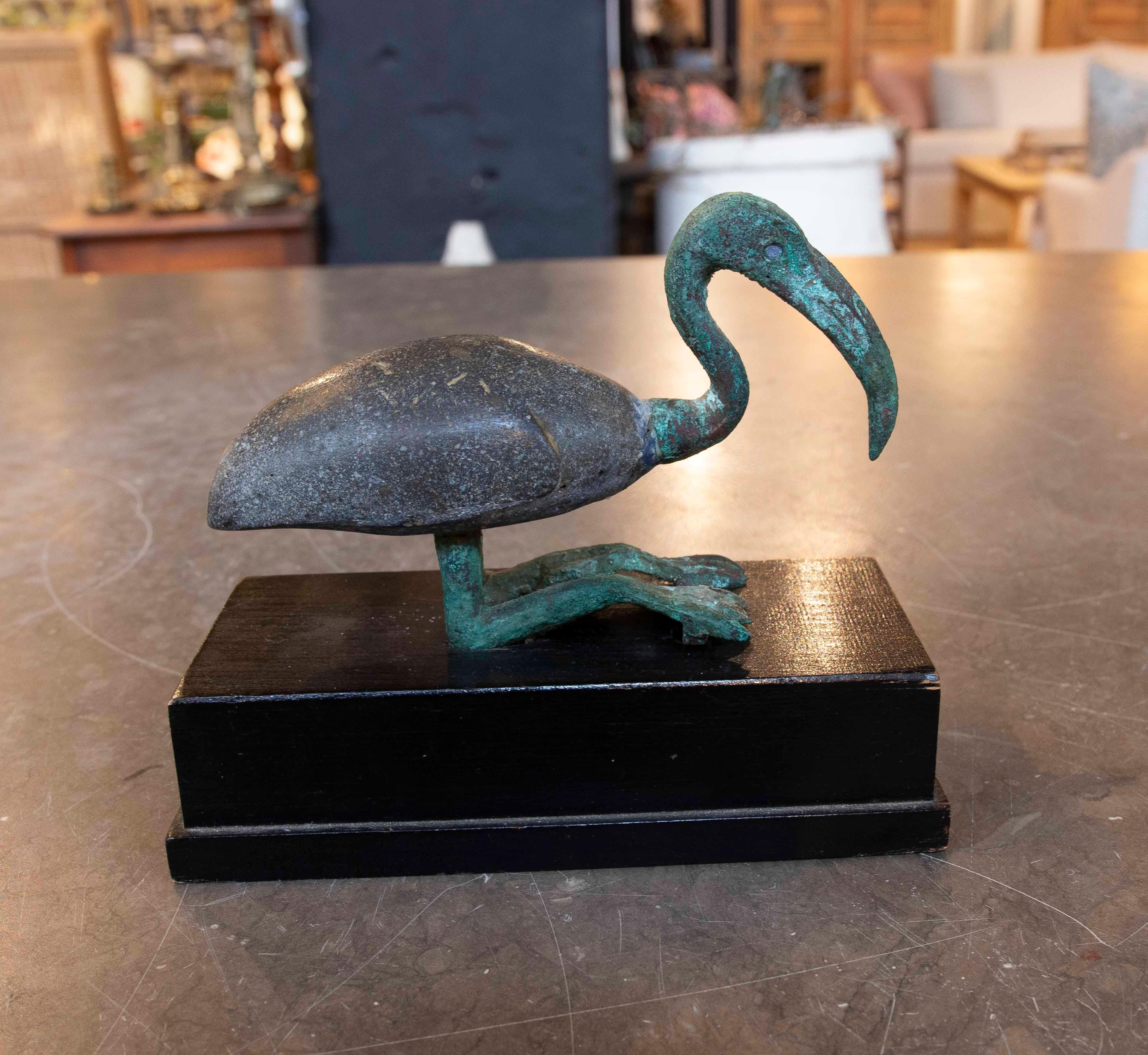 Figura di ibis in bronzo con busto in pietra naturale su base in legno, stile antico