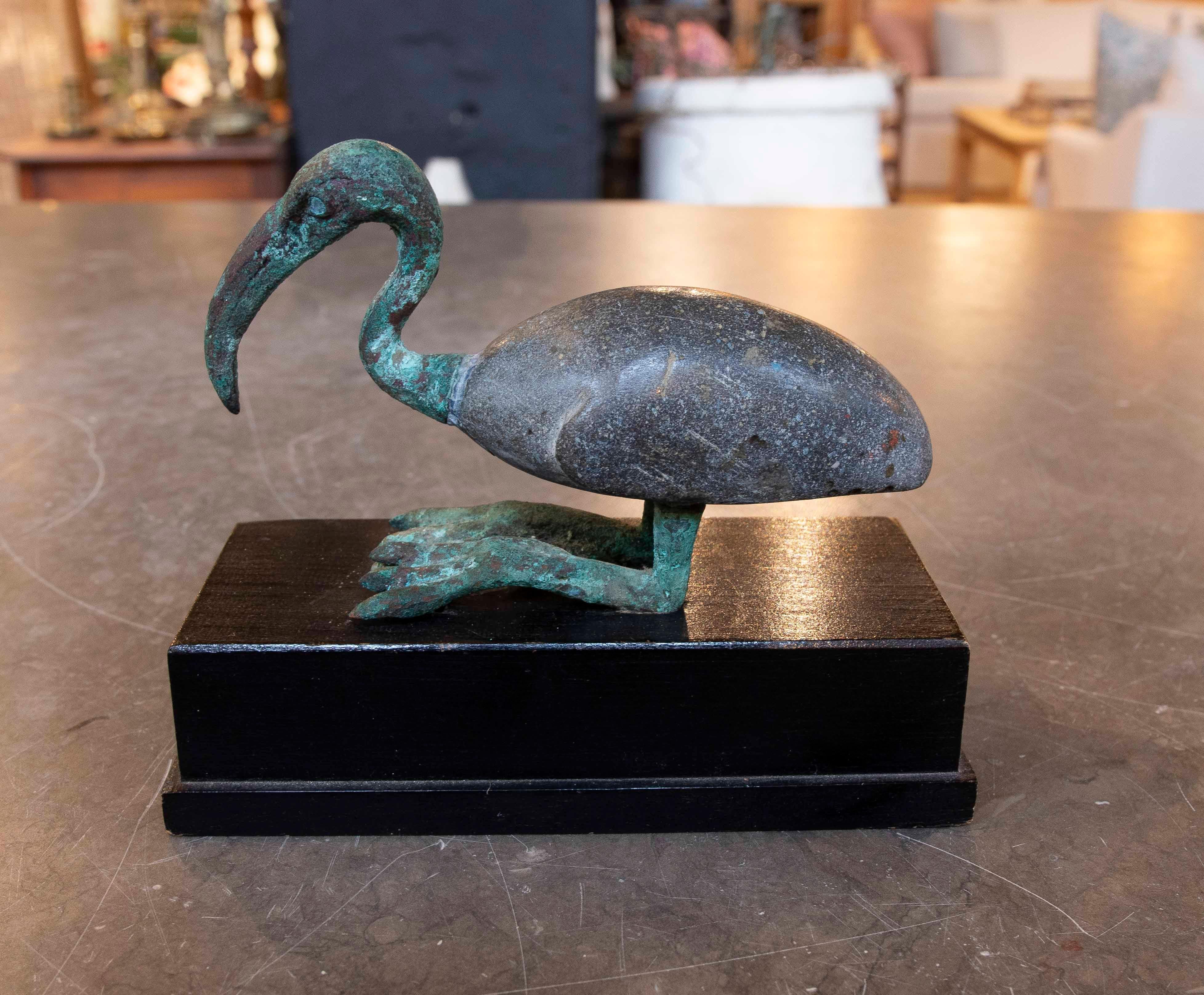 Figura di Ibis in bronzo del 1950 con torso in pietra su base di legno In condizioni buone in vendita a Marbella, ES