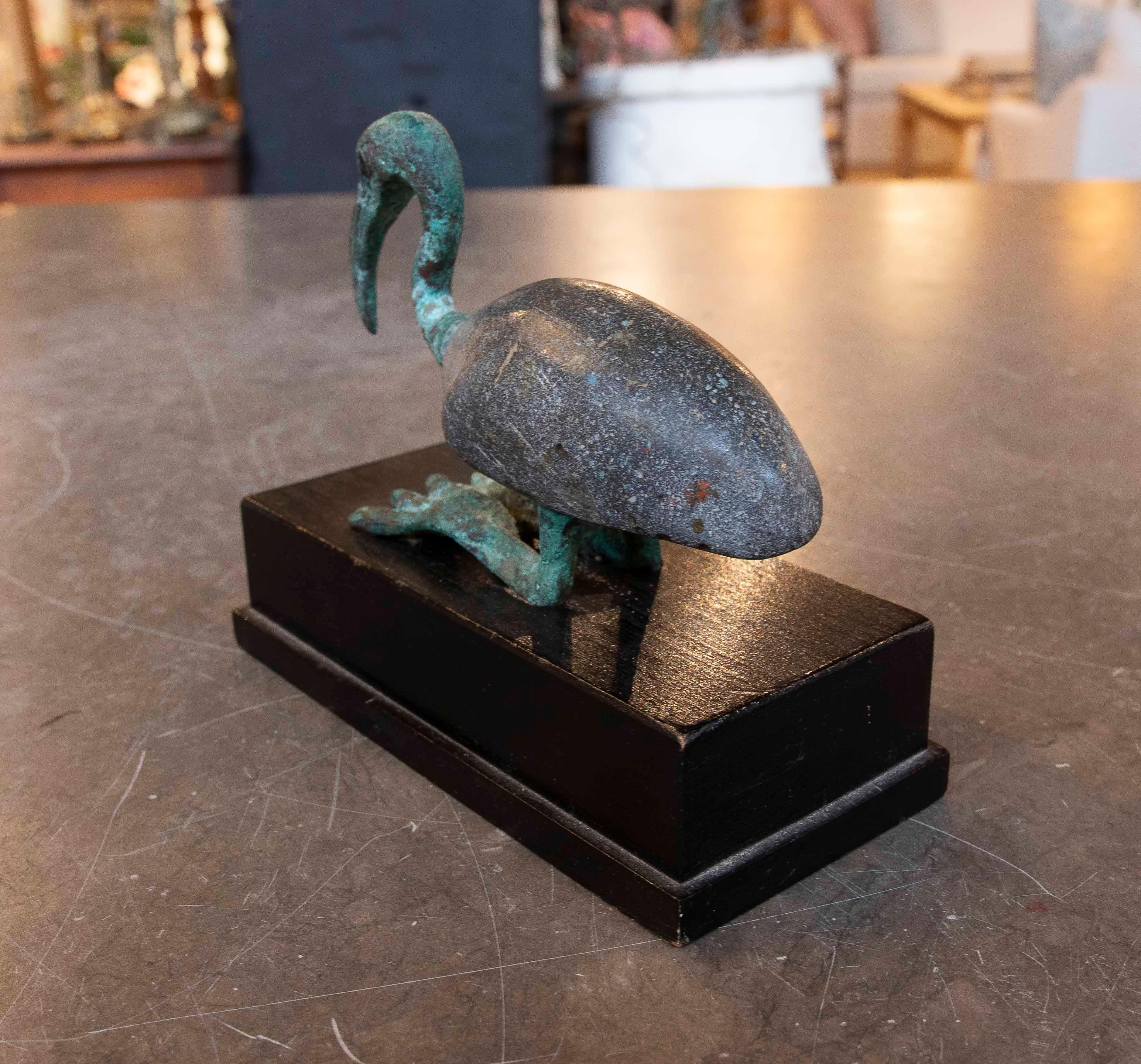 XX secolo Figura di Ibis in bronzo del 1950 con torso in pietra su base di legno in vendita