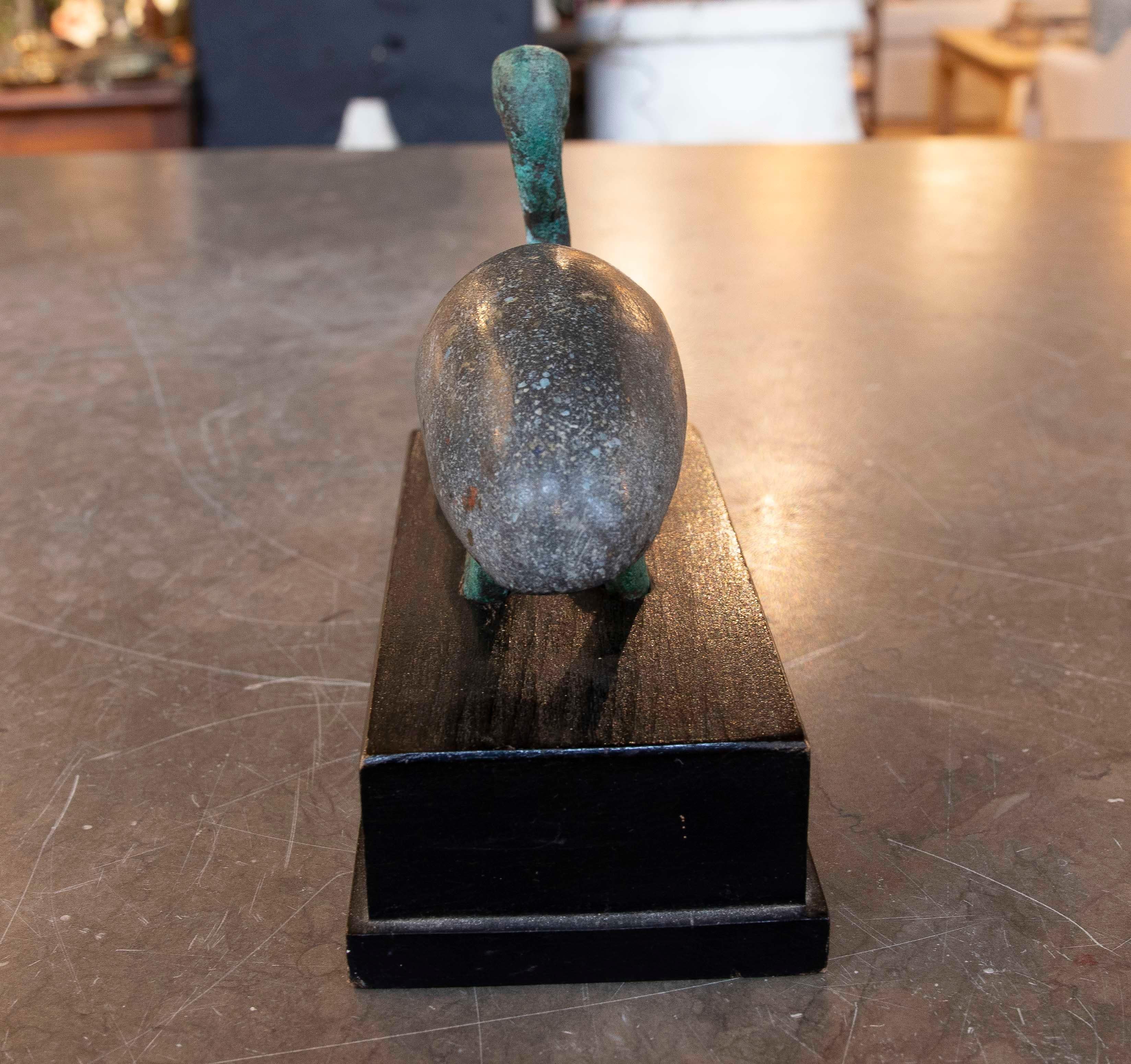 Bronzo Figura di Ibis in bronzo del 1950 con torso in pietra su base di legno in vendita