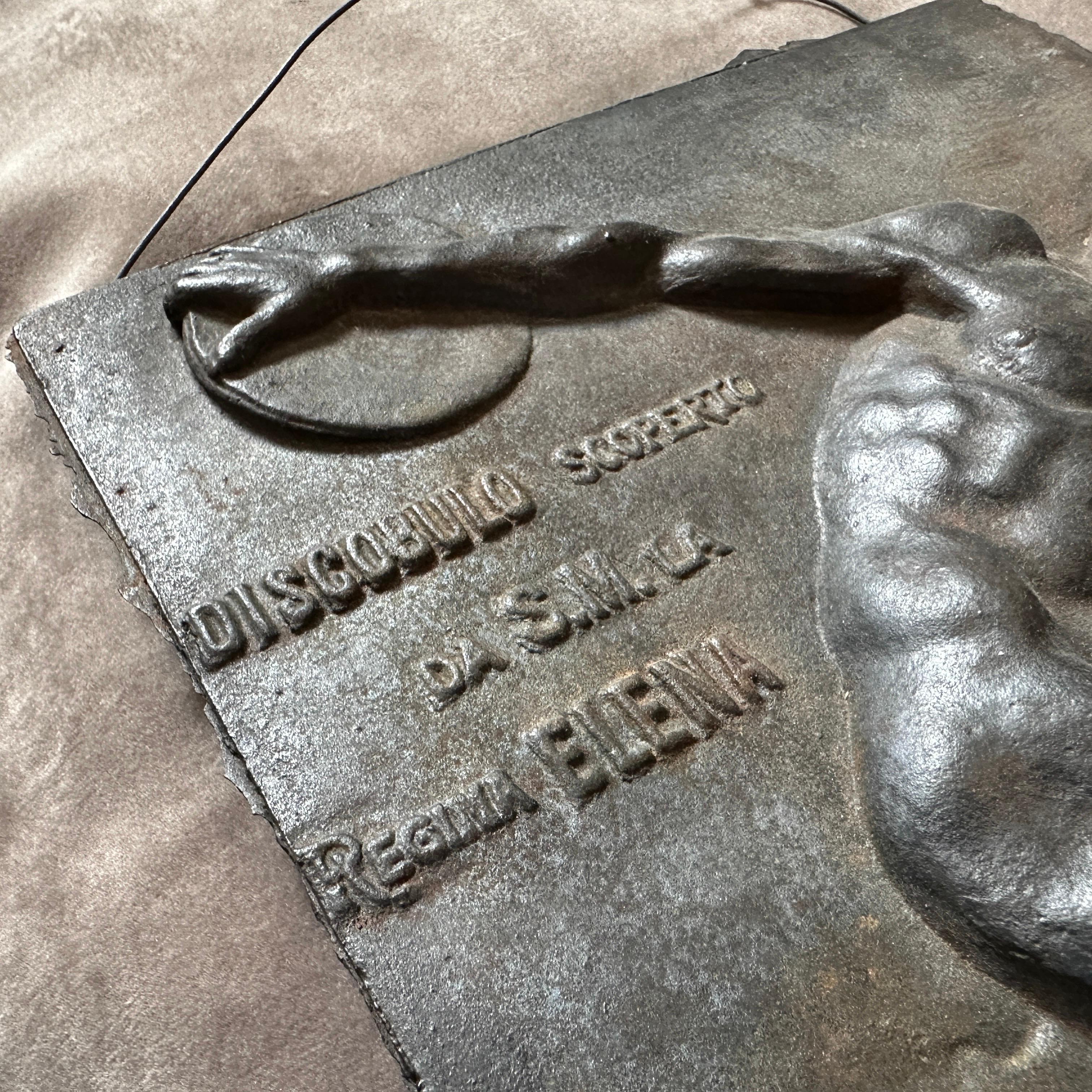 Panel de Bronce en Relieve Italiano de los años 50 de un Discóbolo en Bueno estado para la venta en Aci Castello, IT