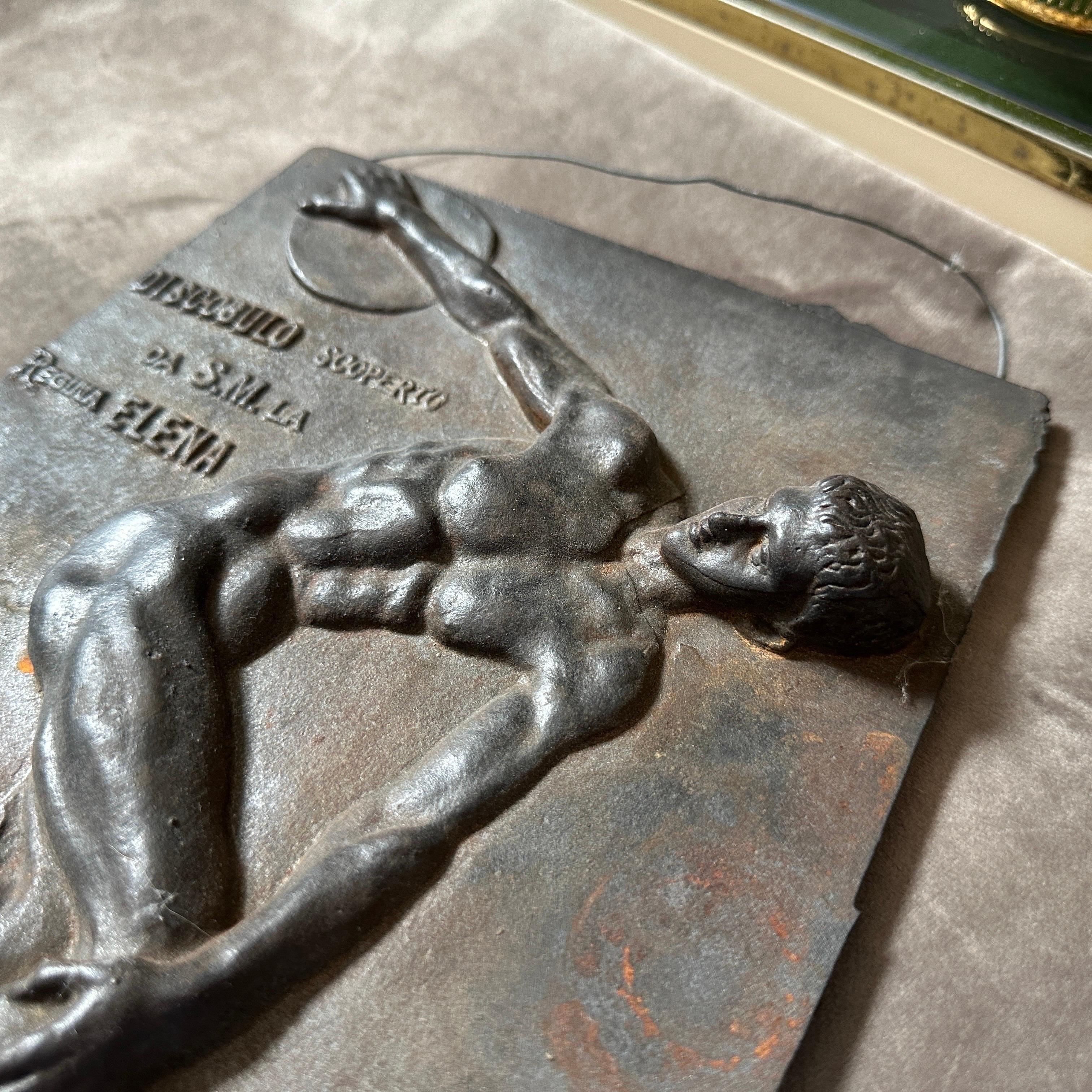 Panel de Bronce en Relieve Italiano de los años 50 de un Discóbolo en venta 3