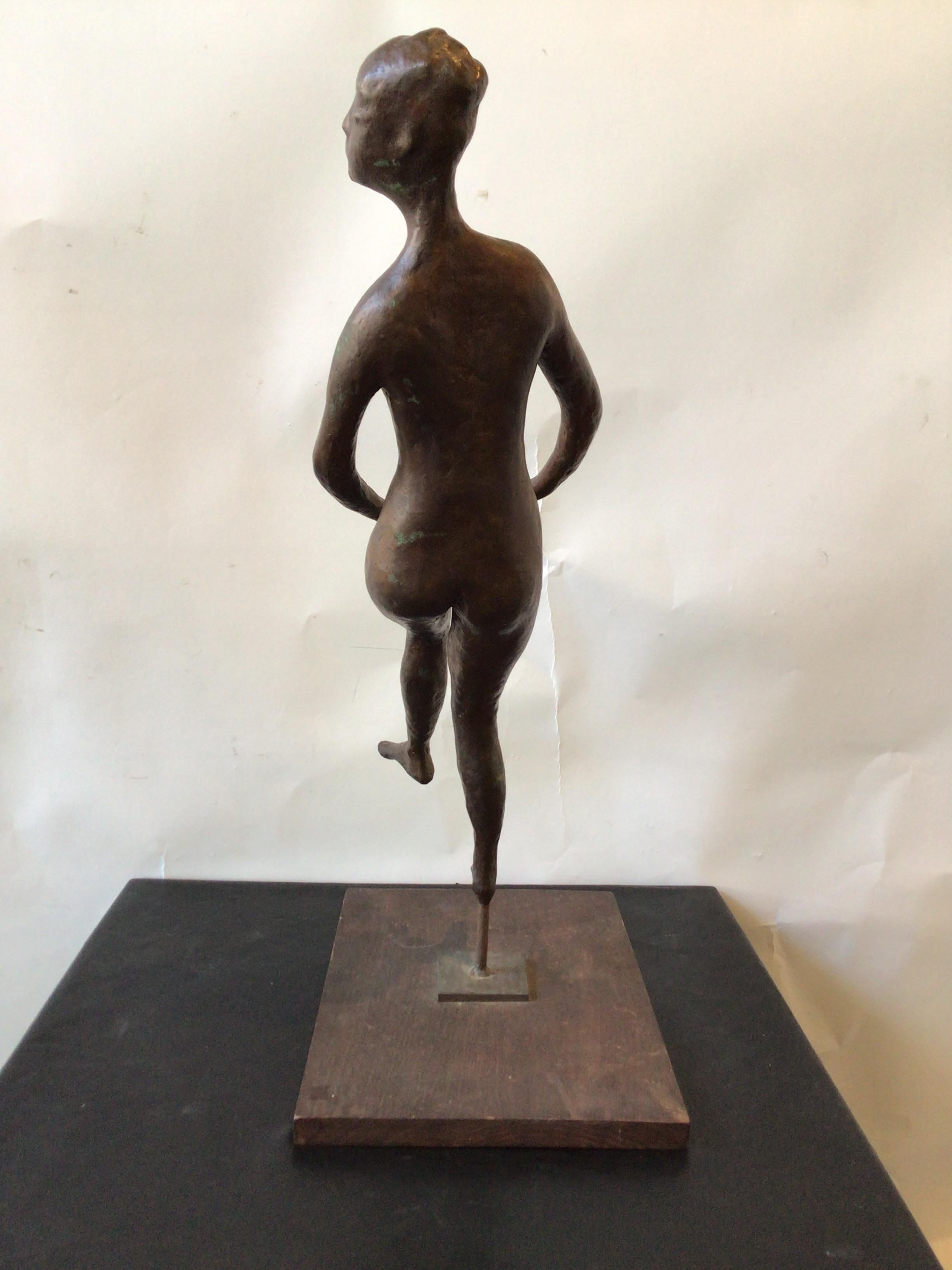 Sculpture en bronze des années 1950 d'une femme nue sur socle en bois Bon état - En vente à Tarrytown, NY